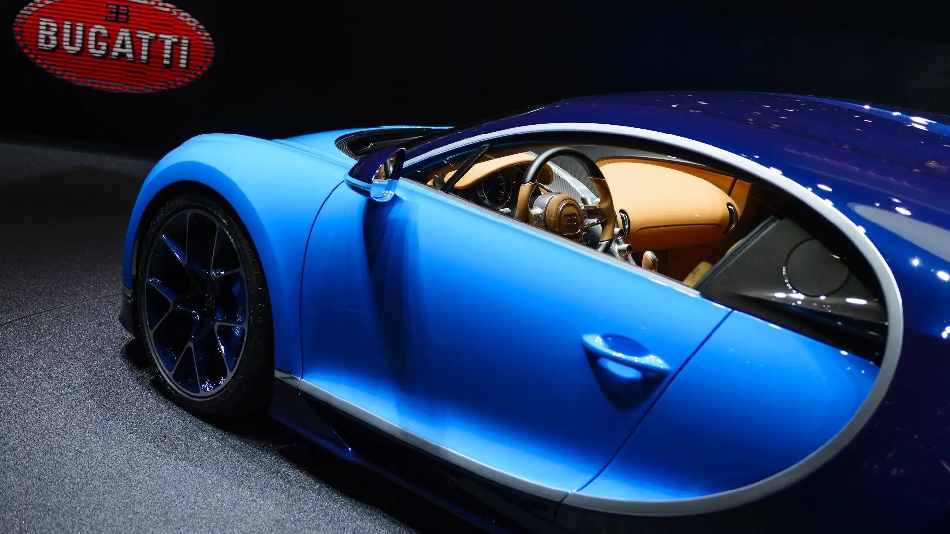 Al lancio, la Veyron era l'autovettura di serie più veloce mai costruita, con una velocità massima di 408,47 km/h