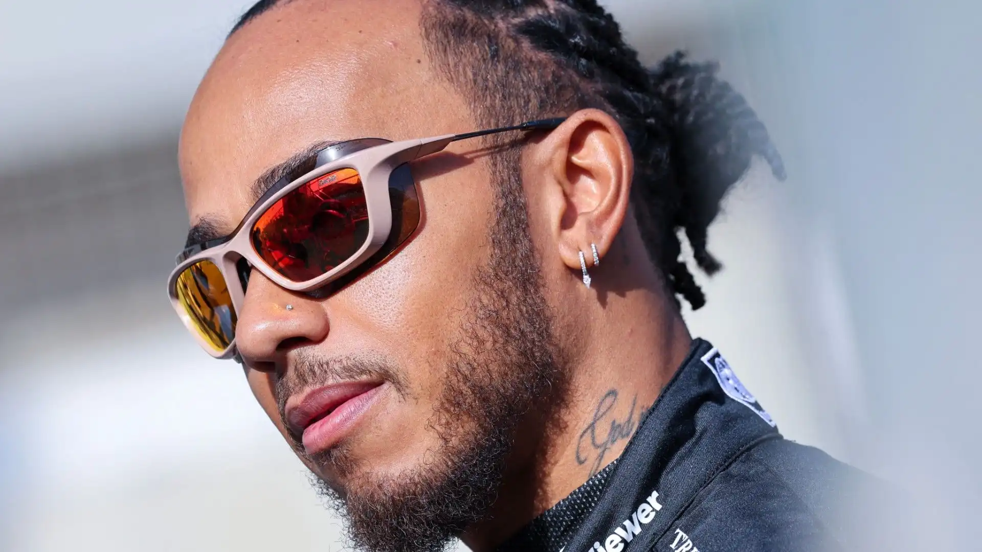Lewis Hamilton vince la battaglia di piercing e orecchini: le foto dei gioielli del campione
