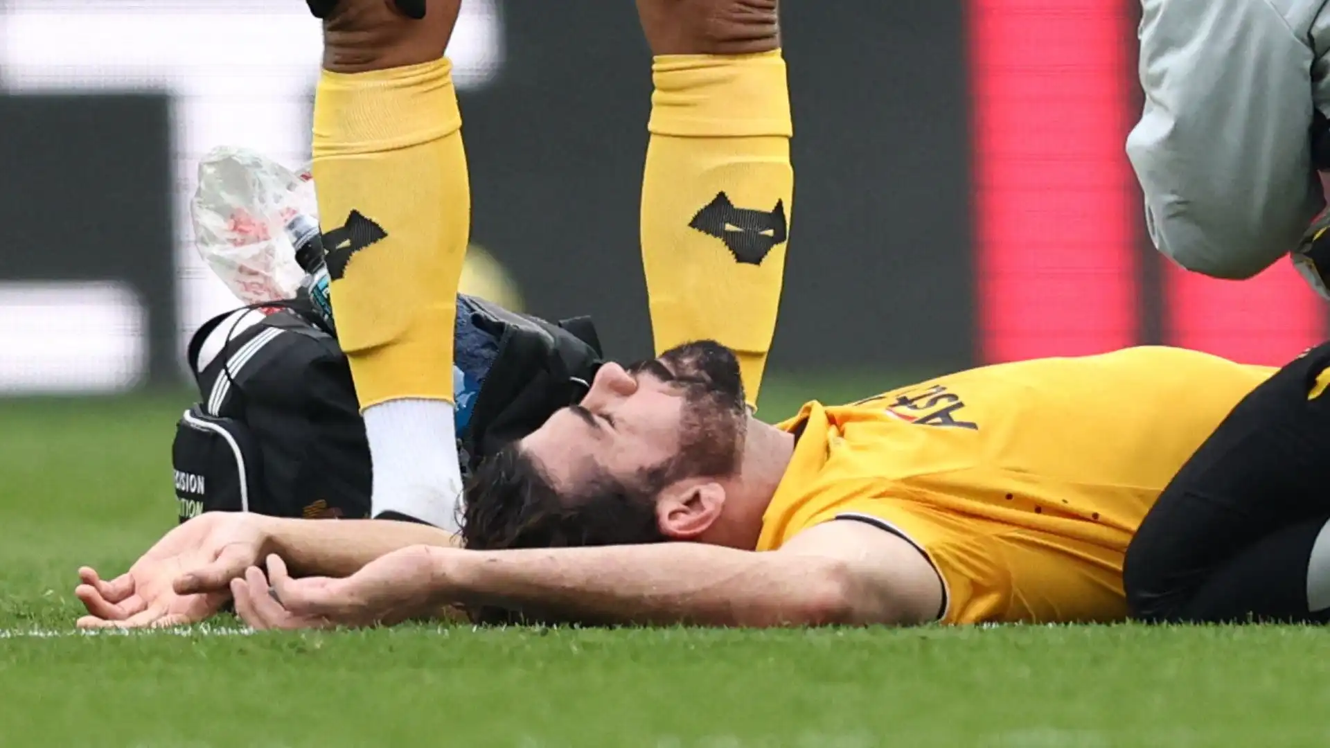 Il calciatore del Wolverhampton si è infortunato nel corso della sfida contro il Tottenham