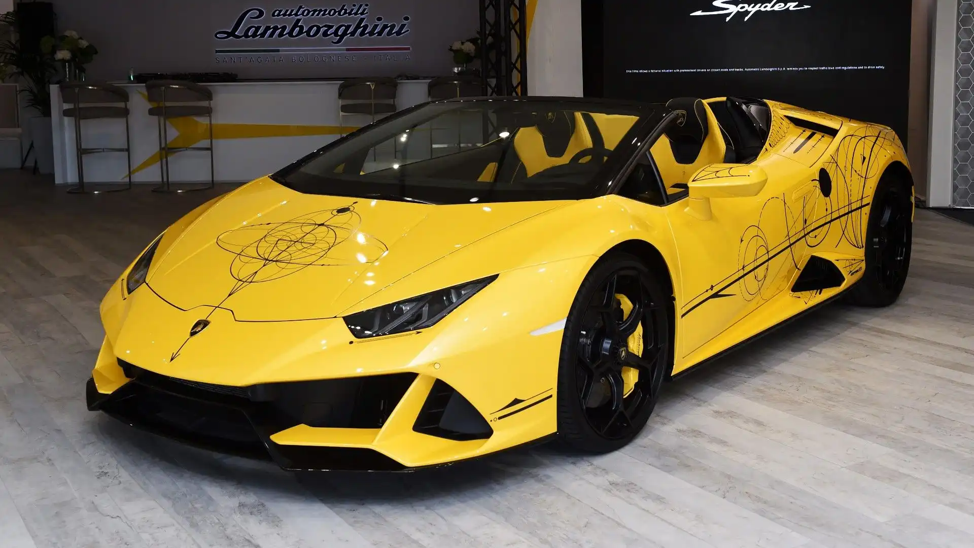 Questa Lamborghini raggiunge una velocità massima di 325 km/h
