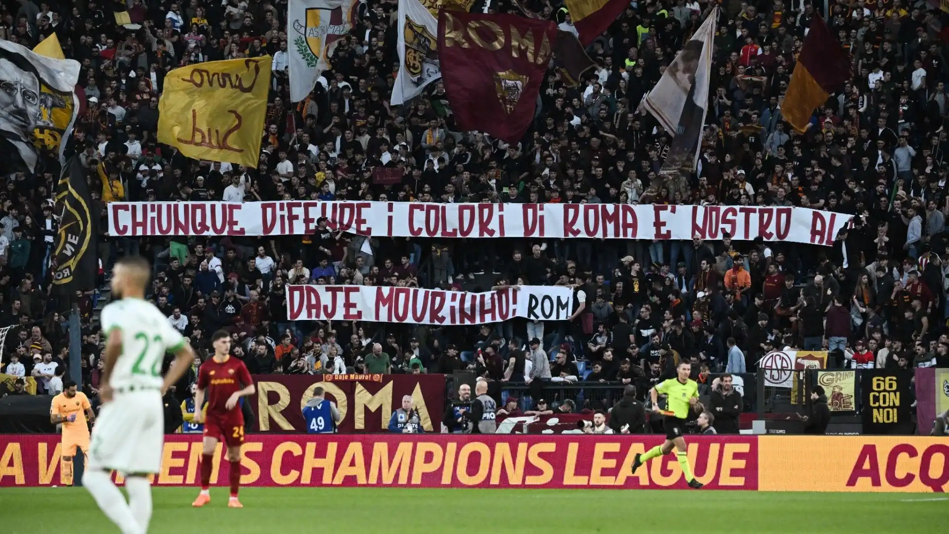 La contestazione dei tifosi della Roma: "Chiunque difende i colori della Roma è nostro alleato. Forza Mourinho!"