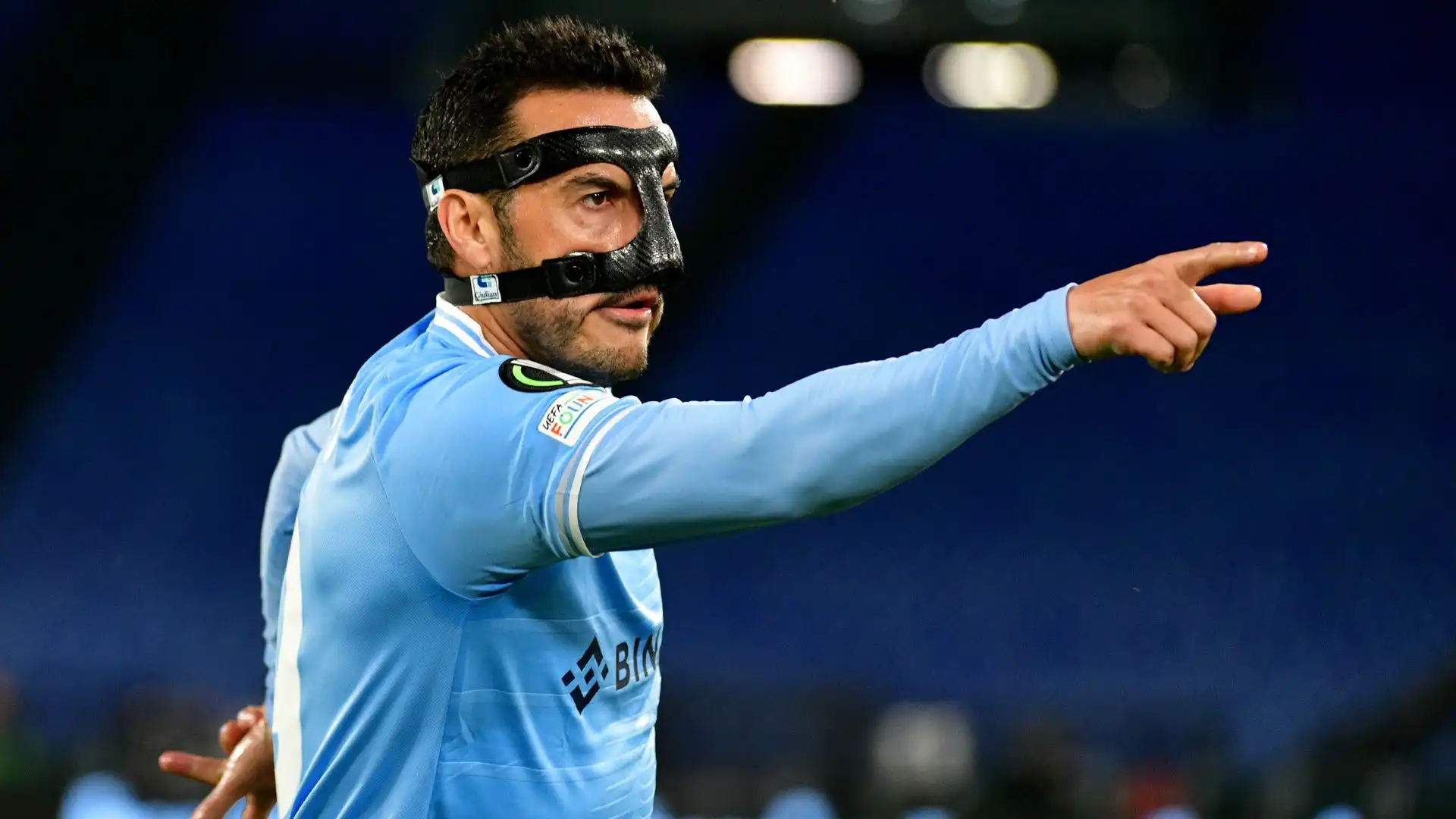 L'esperto calciatore spagnolo ha giocato con una maschera protettiva.