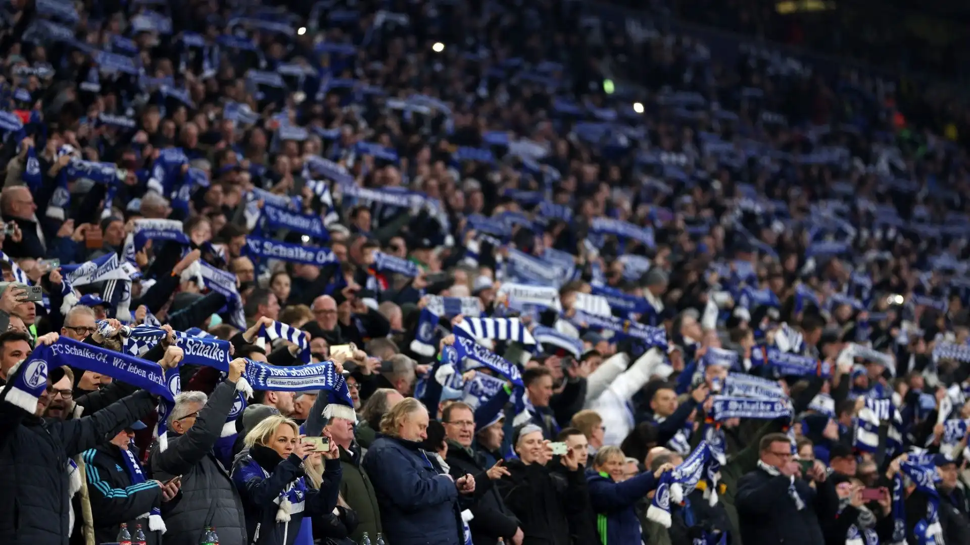 Tantissime sciarpe sventolate dai tifosi dello Schalke 04