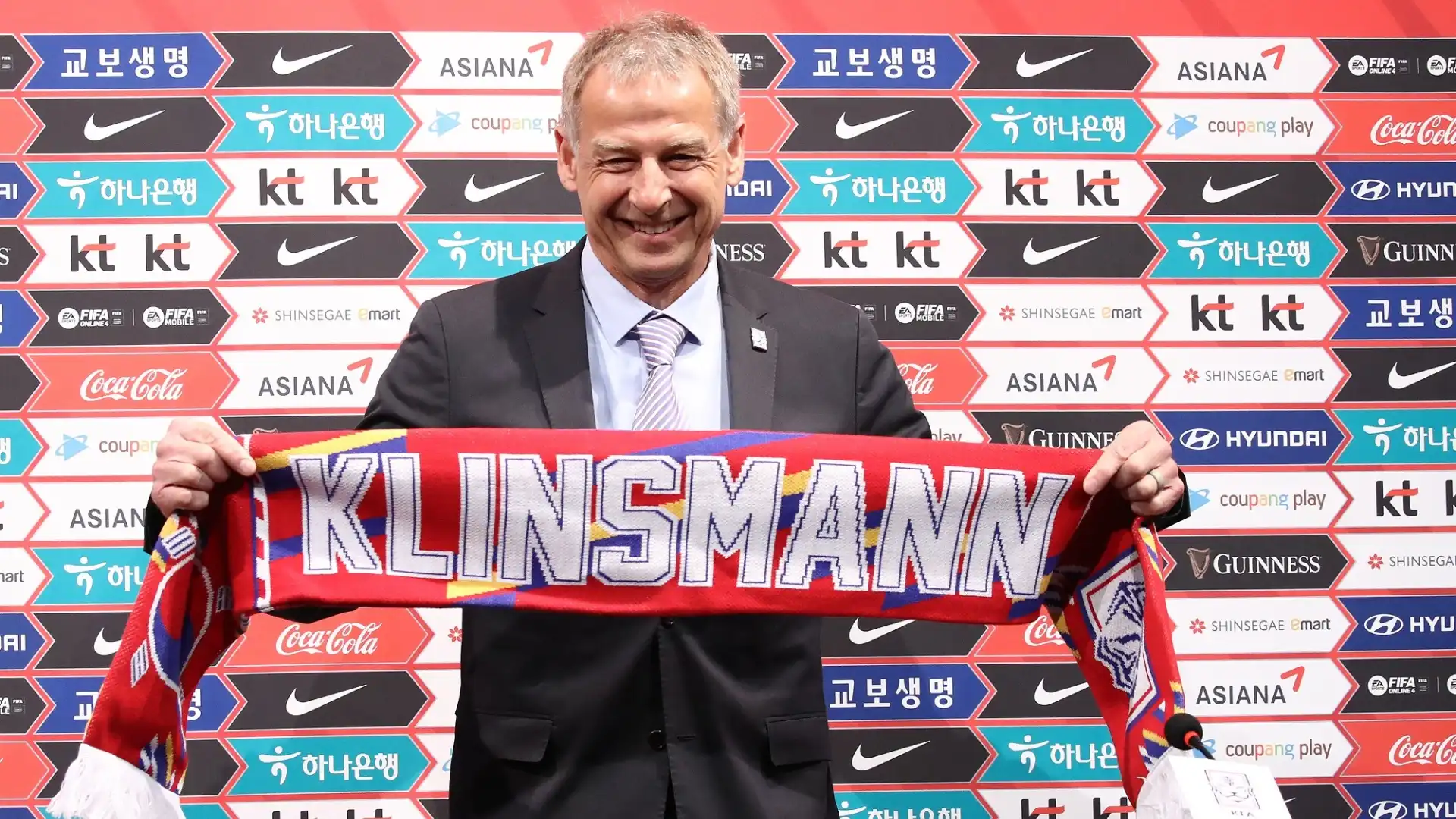 Jurgen Klinsmann si è presentato in conferenza stampa come nuovo allenatore della Corea del Sud