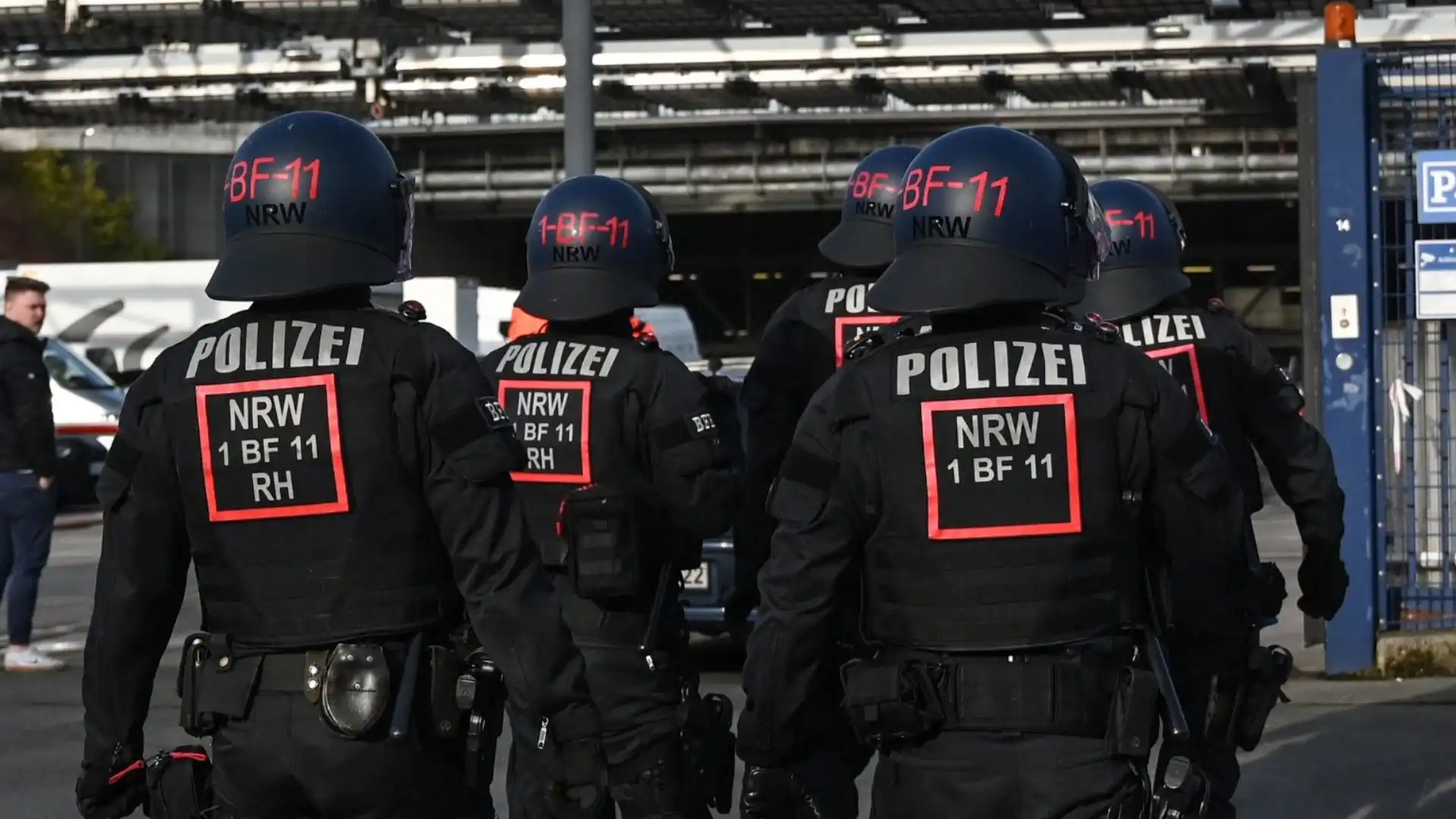 Gli agenti di polizia hanno controllato la zona prima della partita tra Schalke 04 e Borussia Dortmund