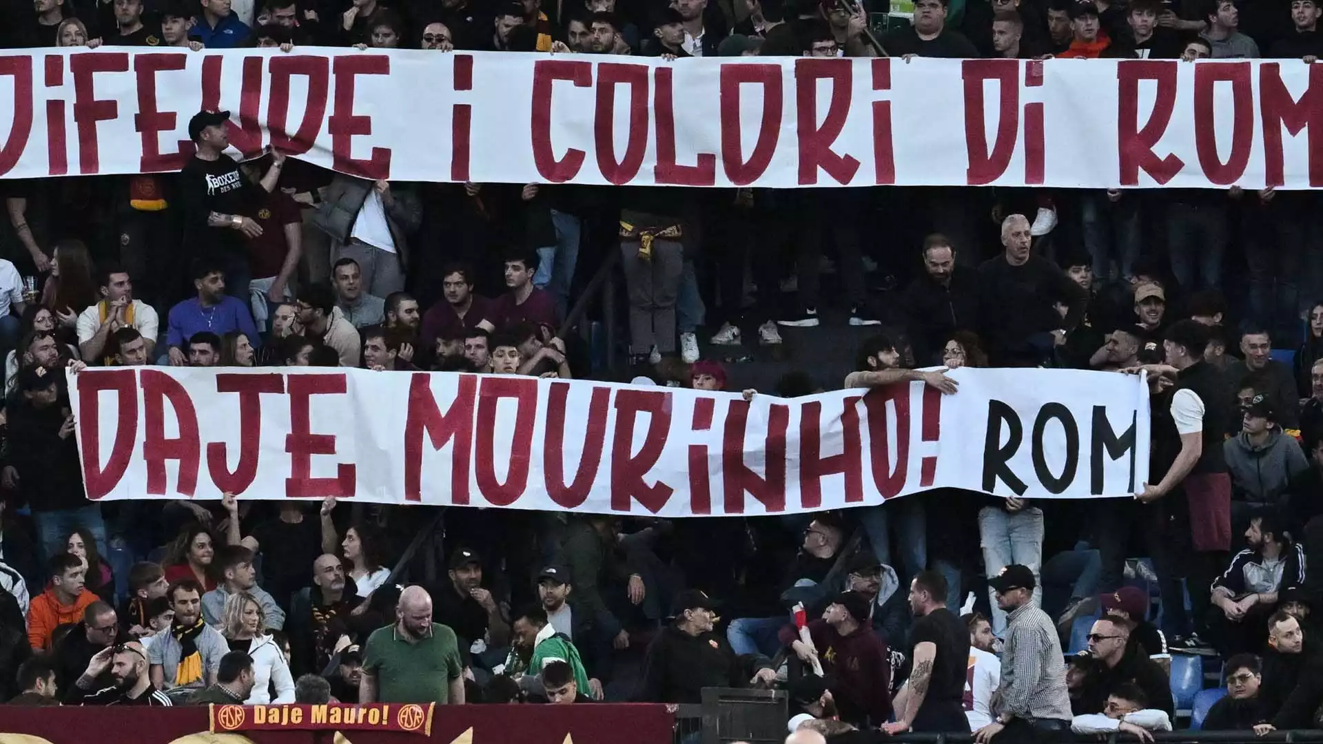 I tifosi della Roma hanno mandato un saluto a Mourinho