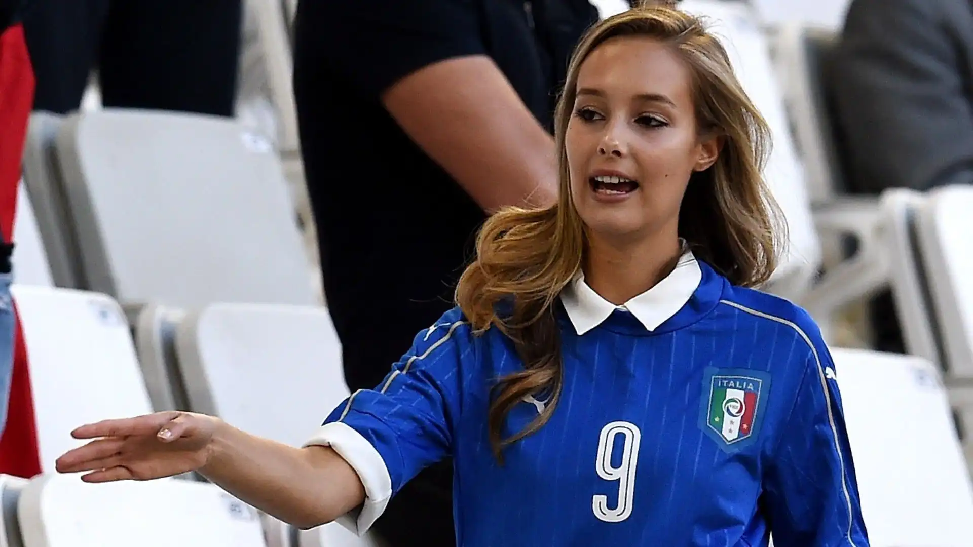 Viktoria con la maglia numero 9 di Pellè durante una partita della nazionale italiana