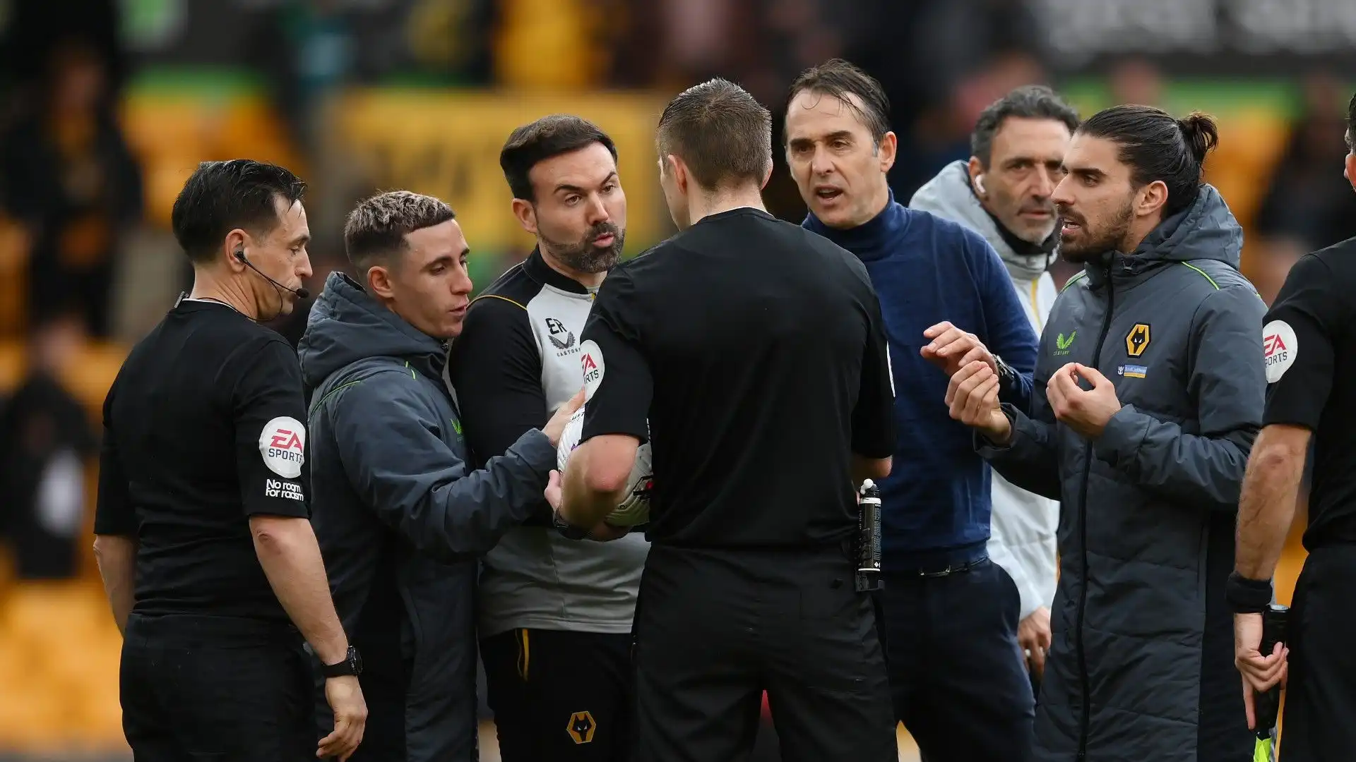 6 gol e 2 espulsioni: le immagini di Wolverhampton-Leeds