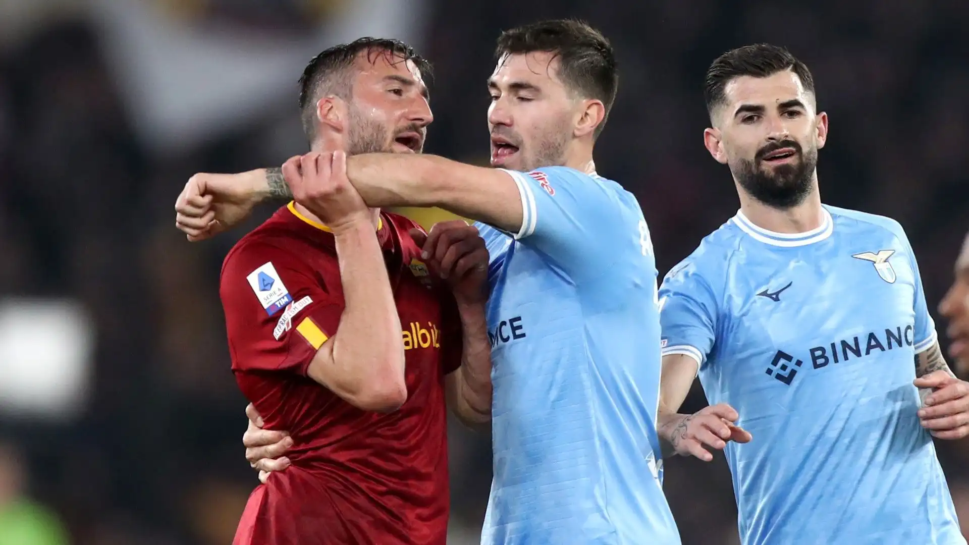 Caos e polemiche nel derby di Roma: le foto