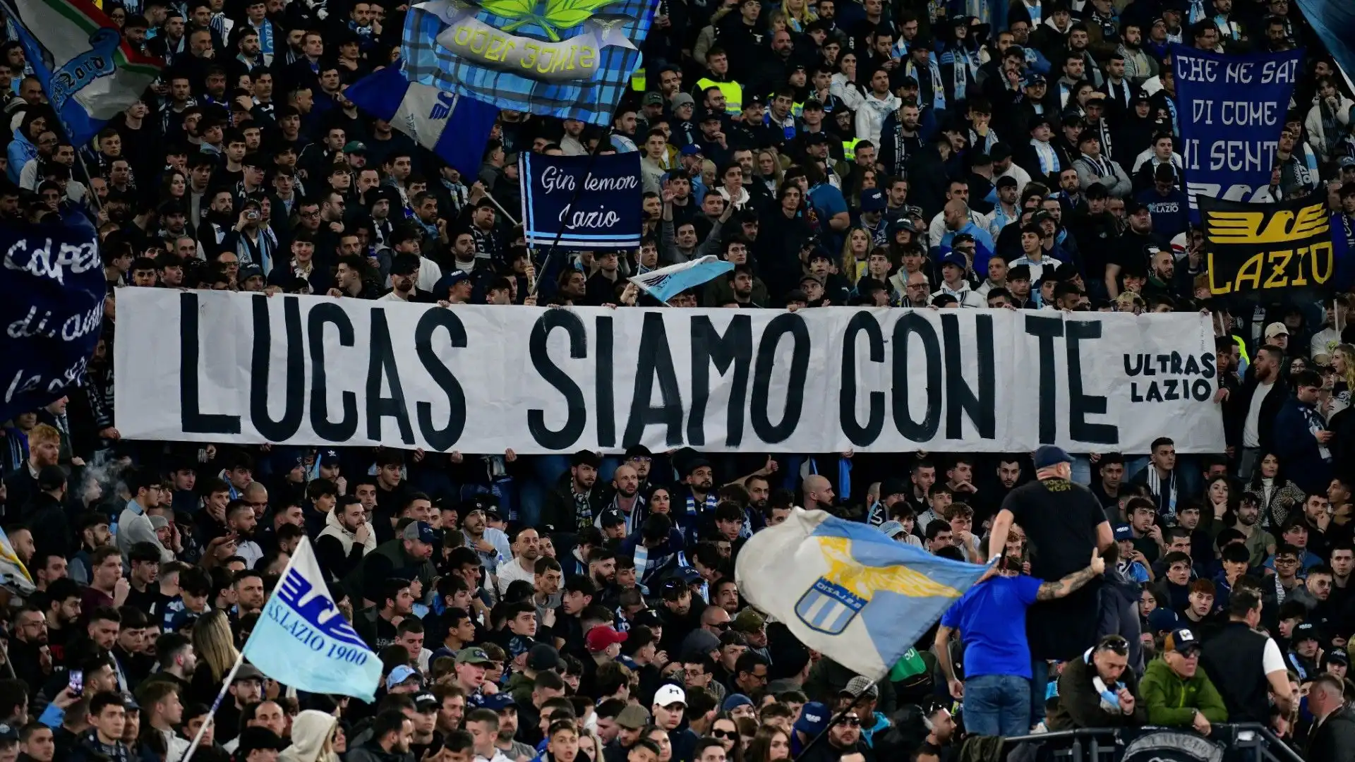 I tifosi della Lazio hanno esposto un bellissimo striscione per Lucas Leiva, che recentemente ha annunciato di soffrire di un problema cardiaco