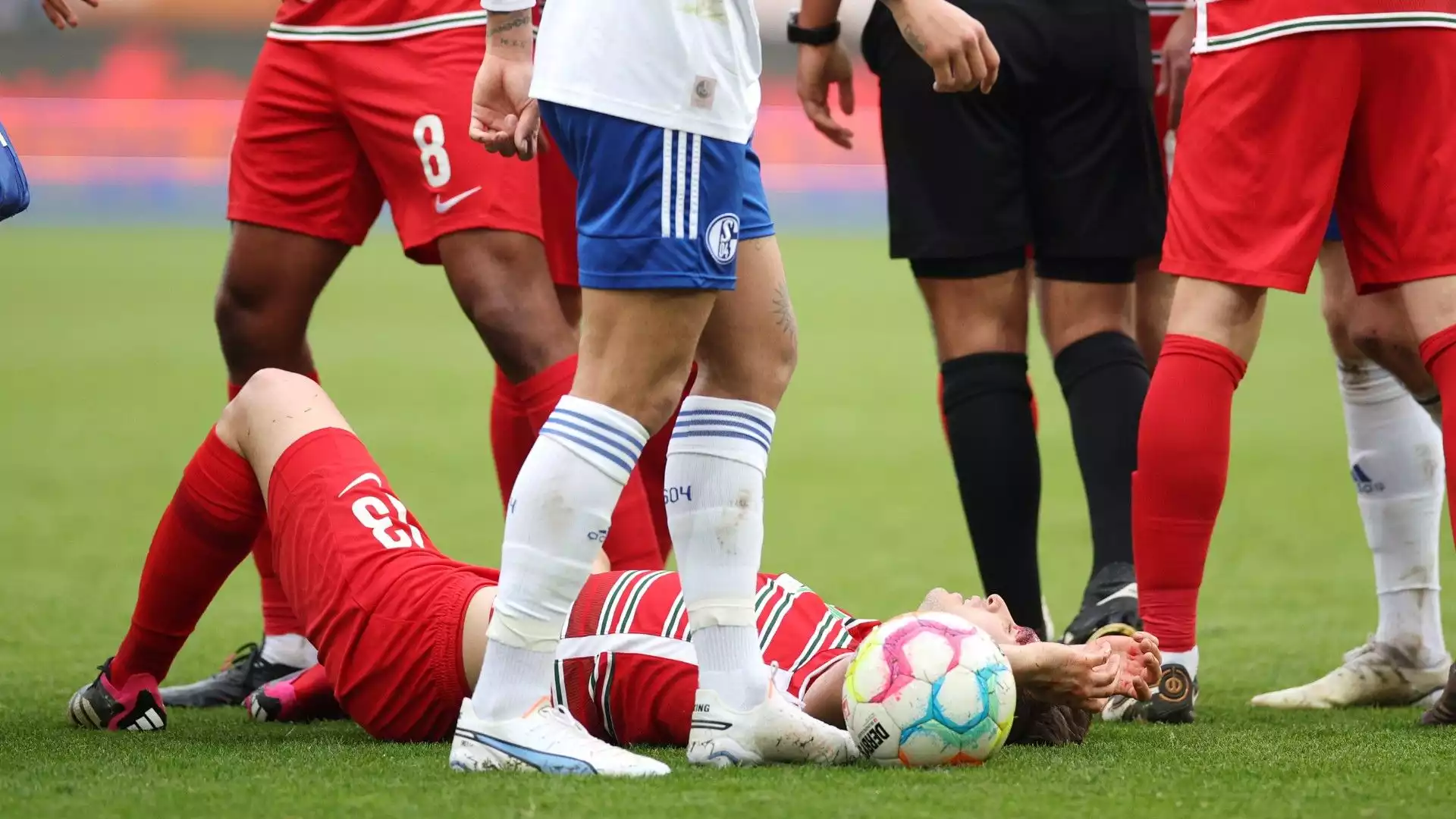 Il calciatore albanese ha ricevuto un duro colpo in testa