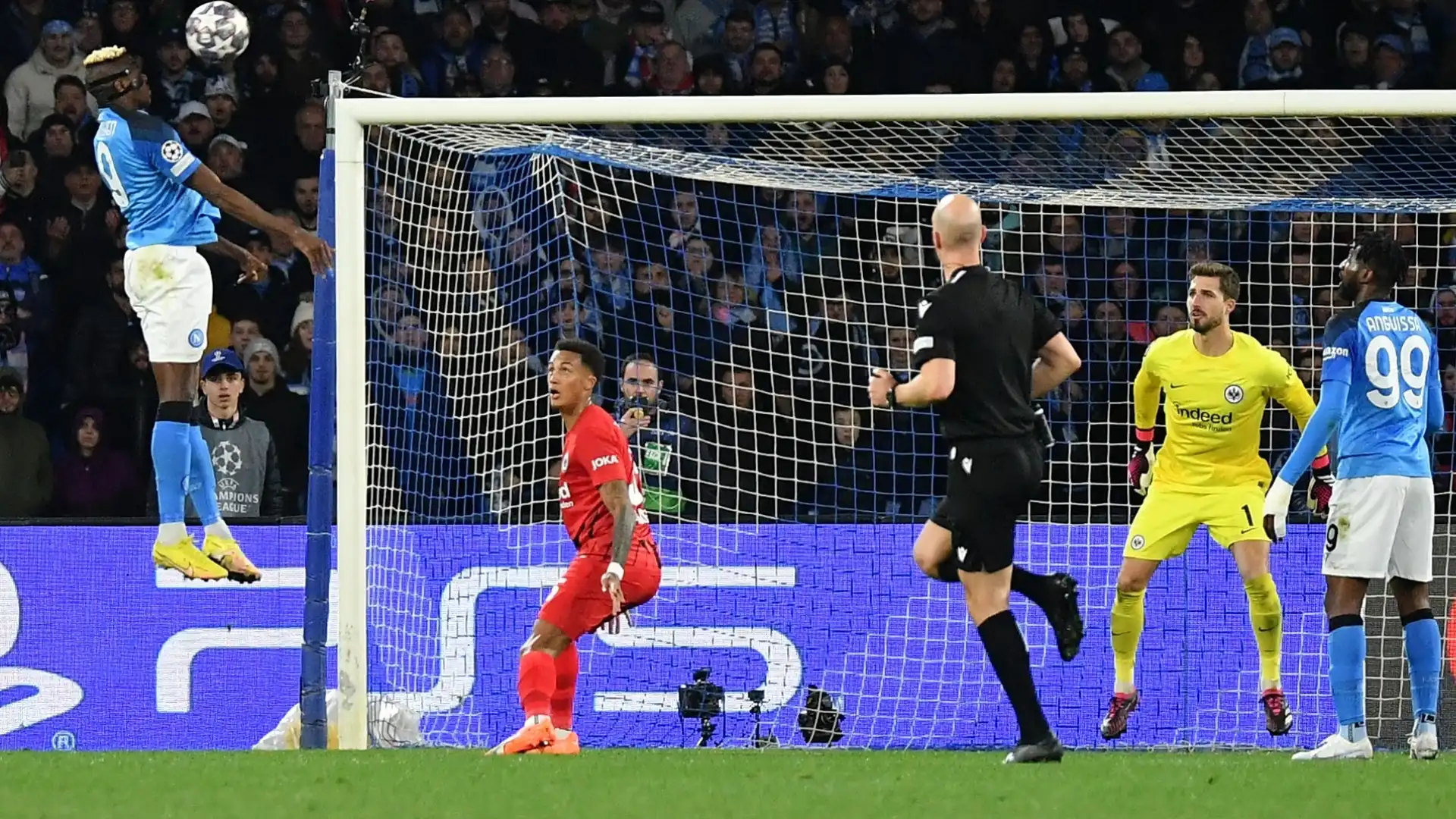 Il Napoli batte l'Eintracht Francoforte e conquista per la prima volta nella sua storia i quarti di finale di Champions League.