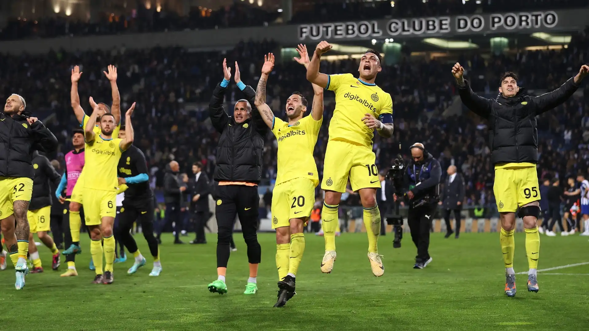 L'Inter festeggia e torna ai quarti di finale di Champions League per la prima volta dopo 12 anni