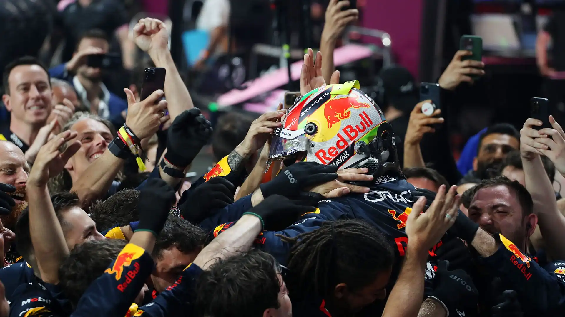 La squadra Red Bull Racing esulta per la prestazione del loro pilota