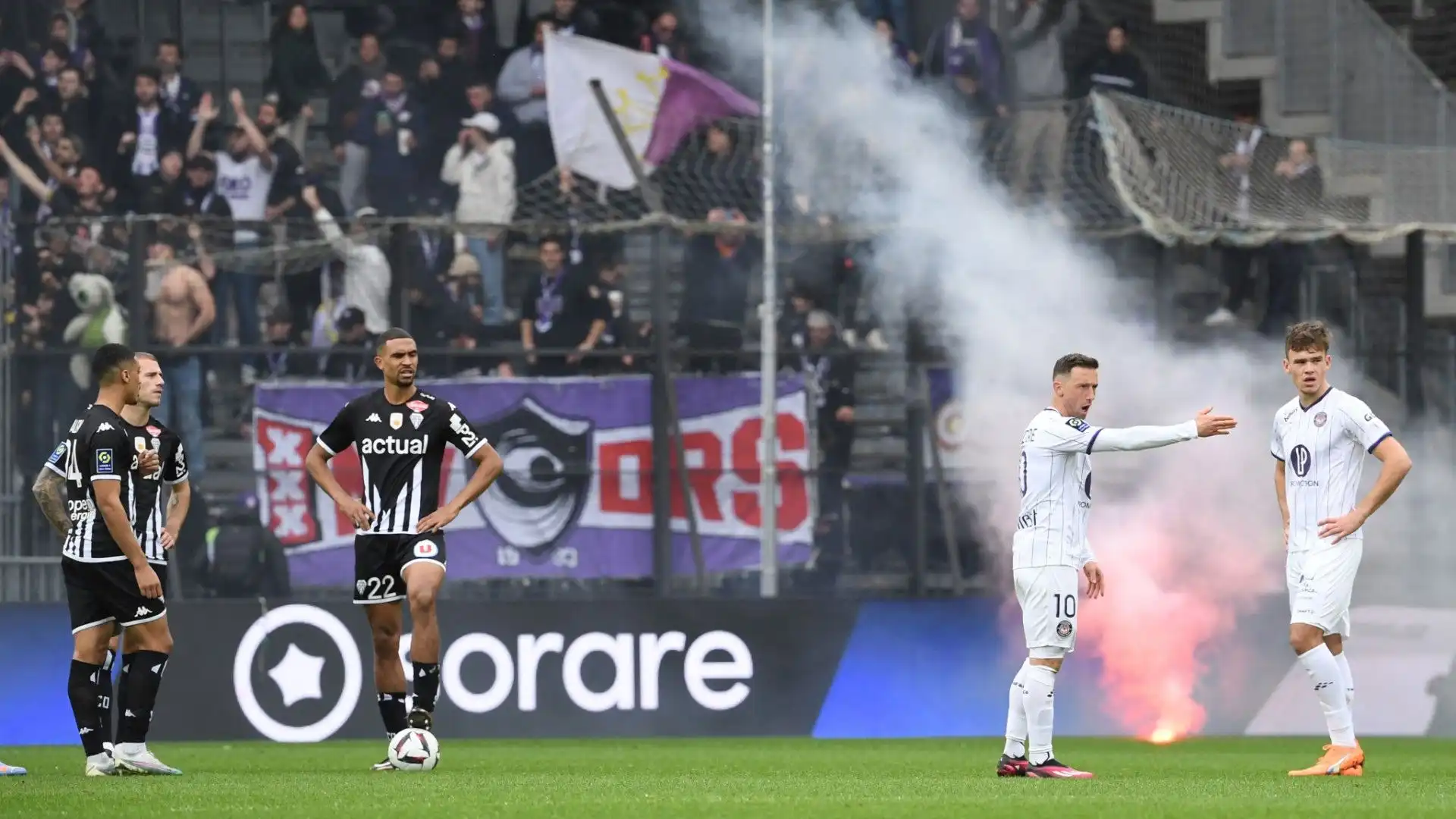 Il match tra Angers e Tolosa è stato sospeso per diversi minuti nel secondo tempo