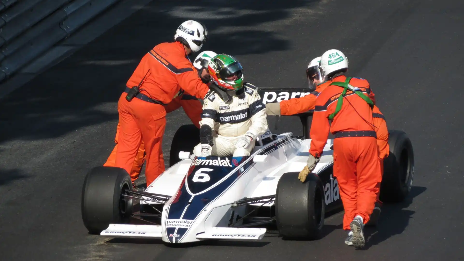 Il pilota esce dispiaciuto dalla sua Brabham