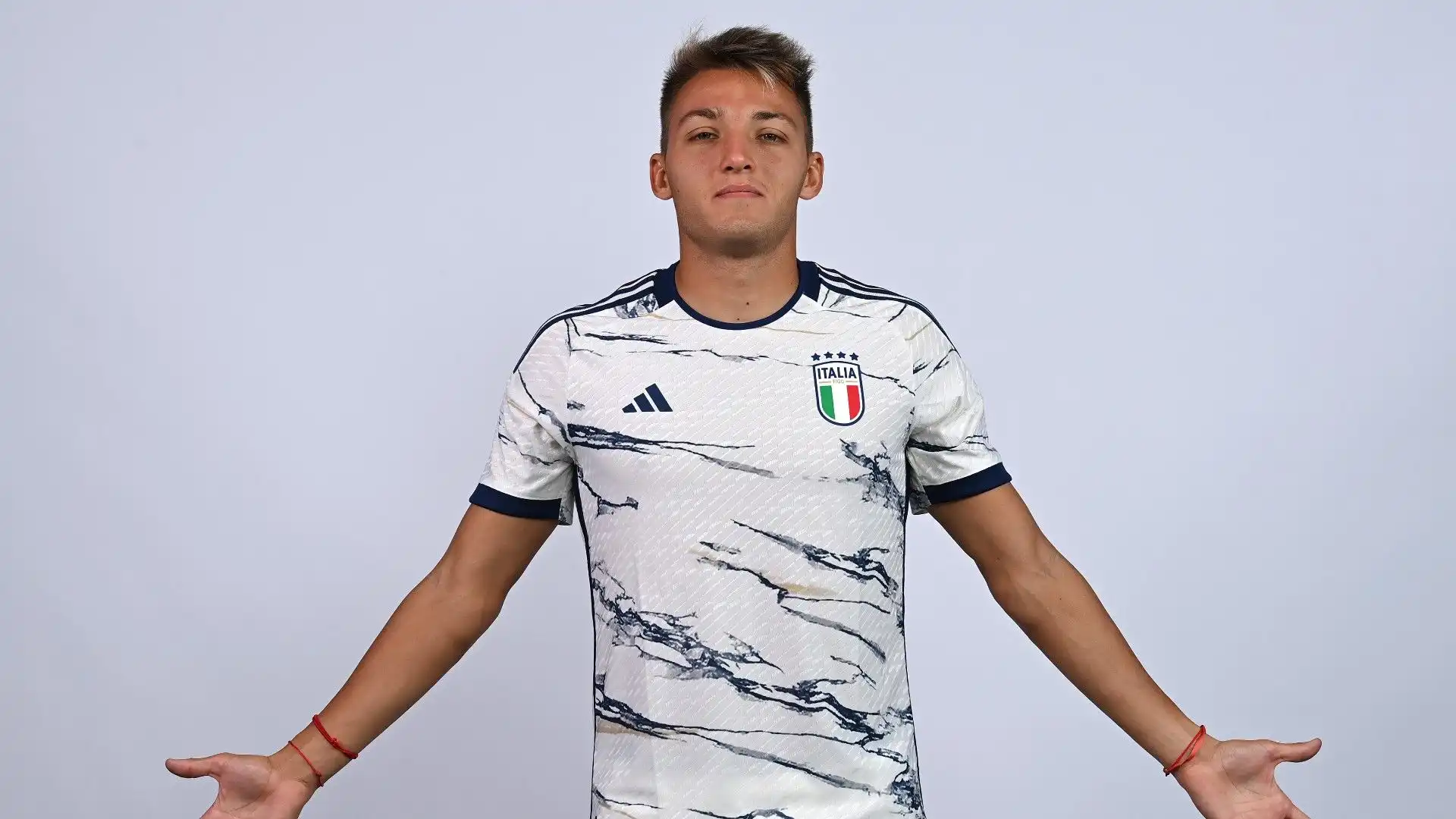 Ecco il calciatore mentre posa per i fotografi con la nuova maglietta dell'Italia