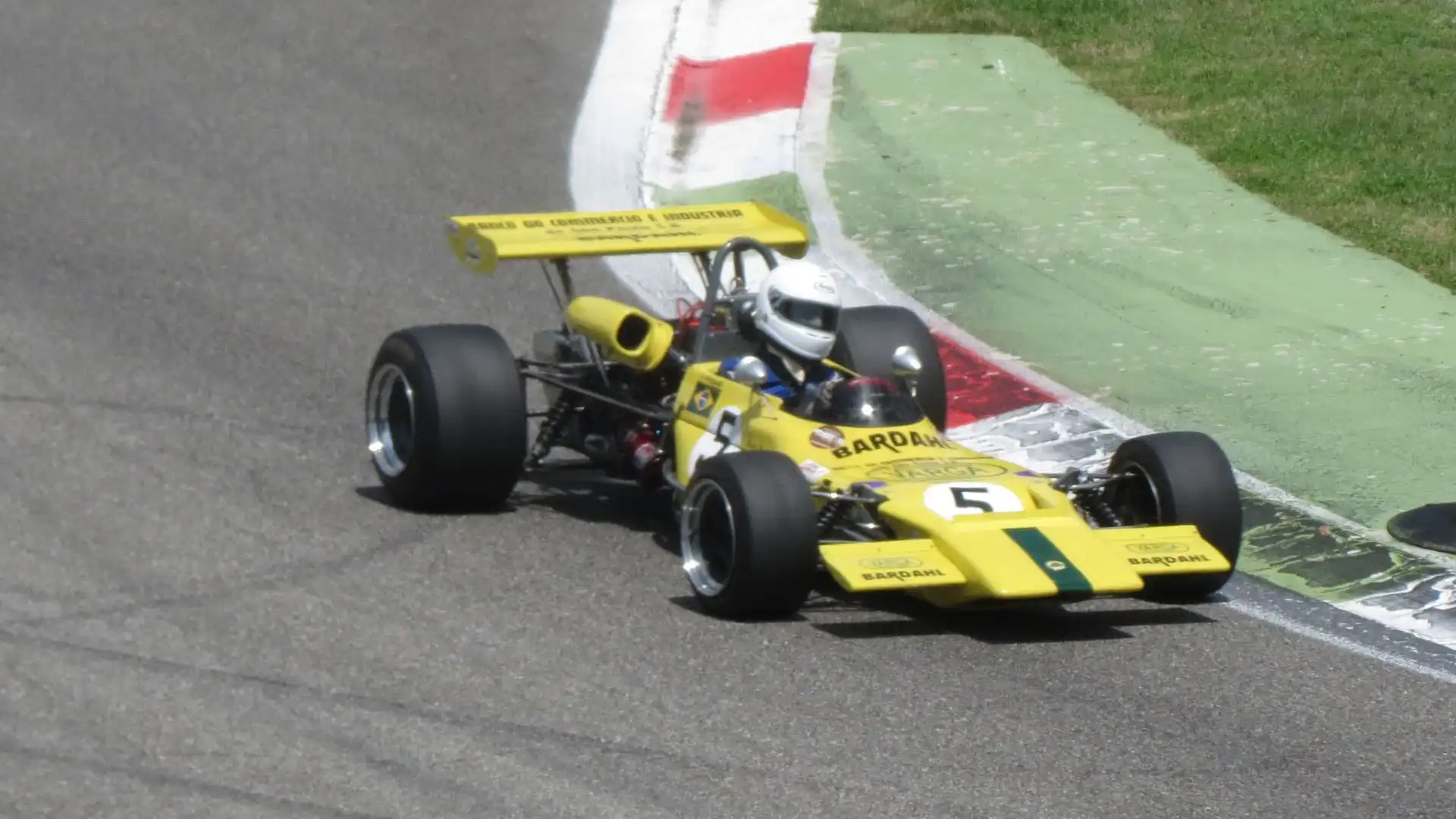 La Formula 2 combinava una monoscocca unita a due sezioni tubolari