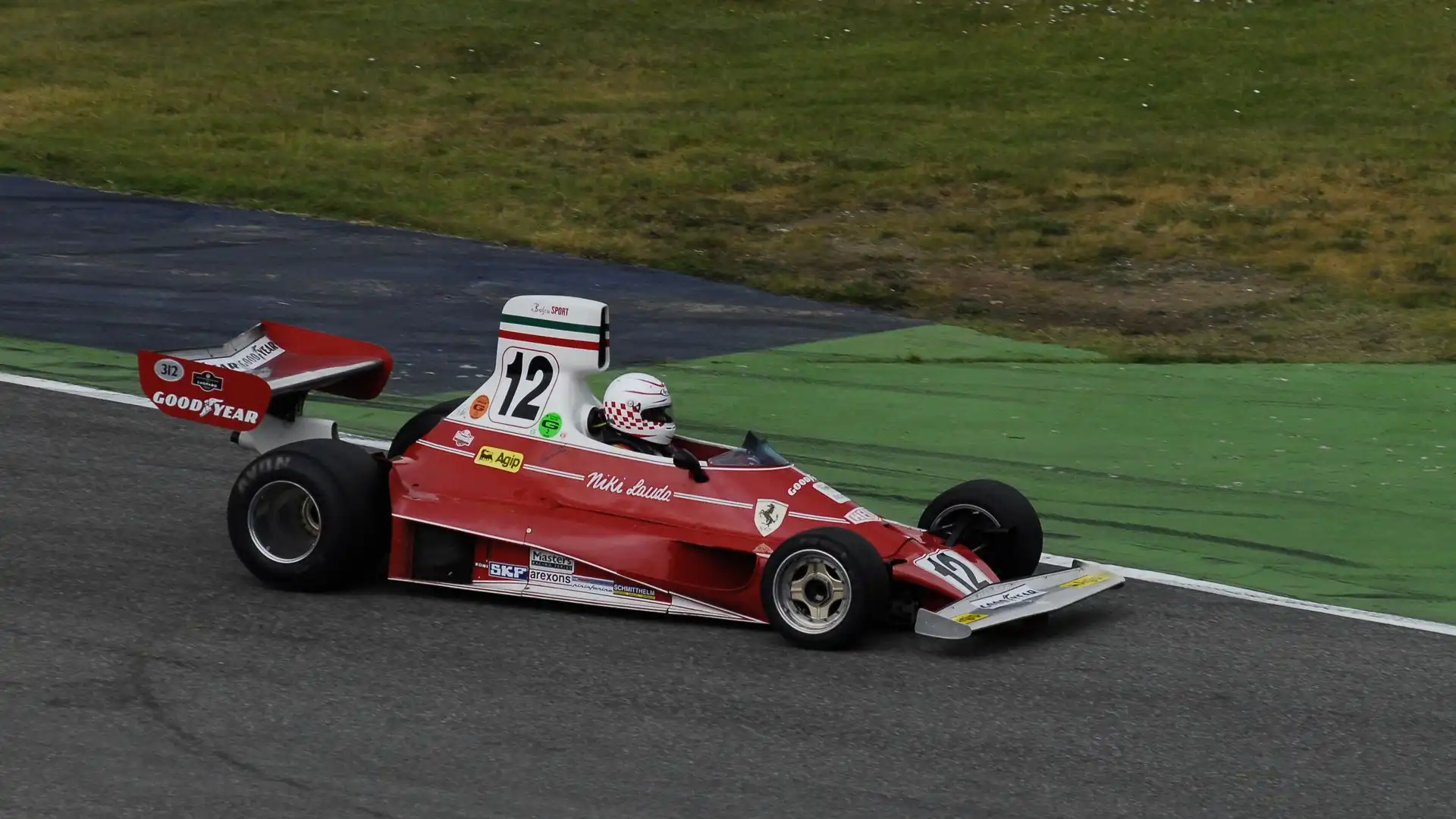 Splendida la Ferrari 312T che Niki Lauda, nel 1975, ha portato alla conquista del campionato del mondo di F1