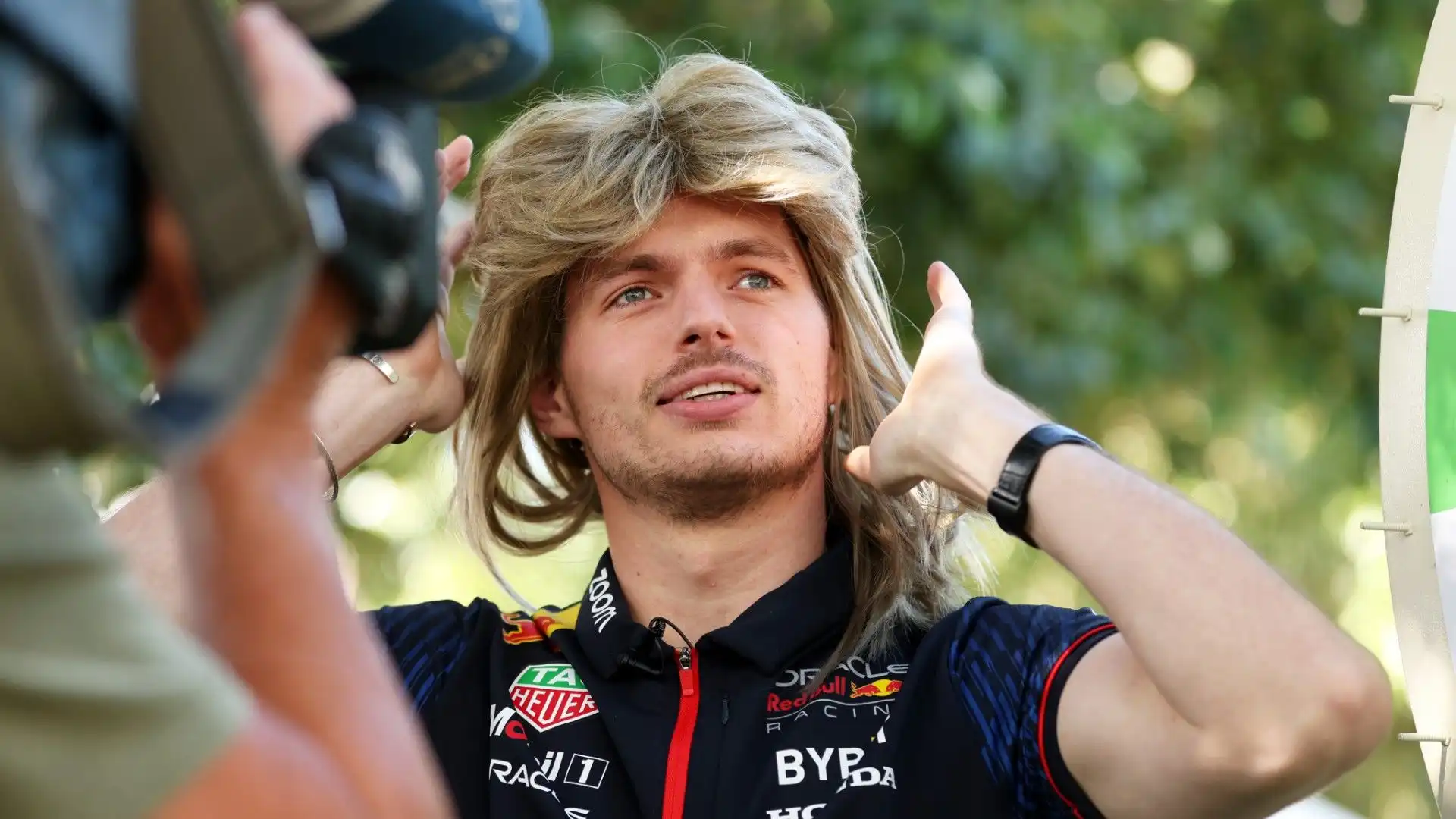 Il campione della Red Bull si è presentato ai tifosi con una parrucca bionda in testa