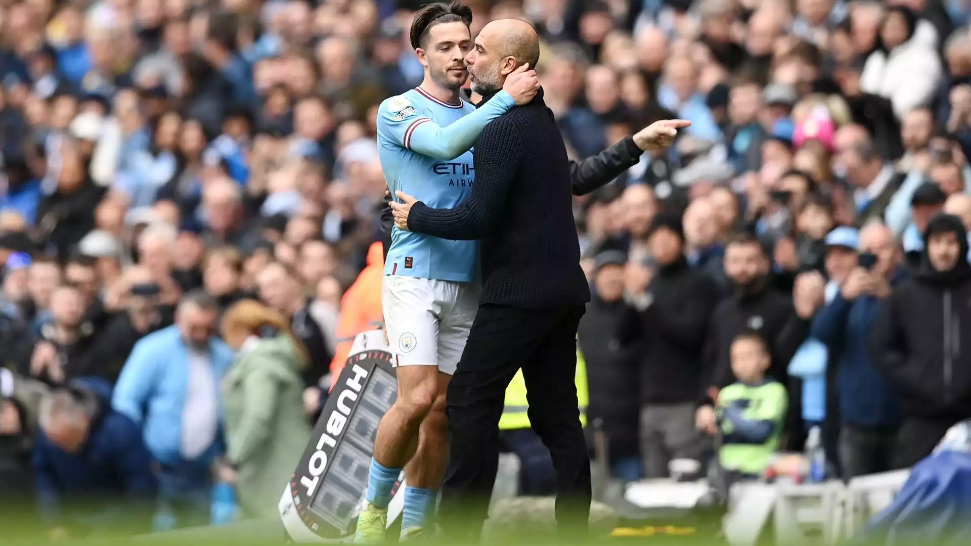 Qui Guardiola si complimenta con Grealish, l'autore del quarto gol del City