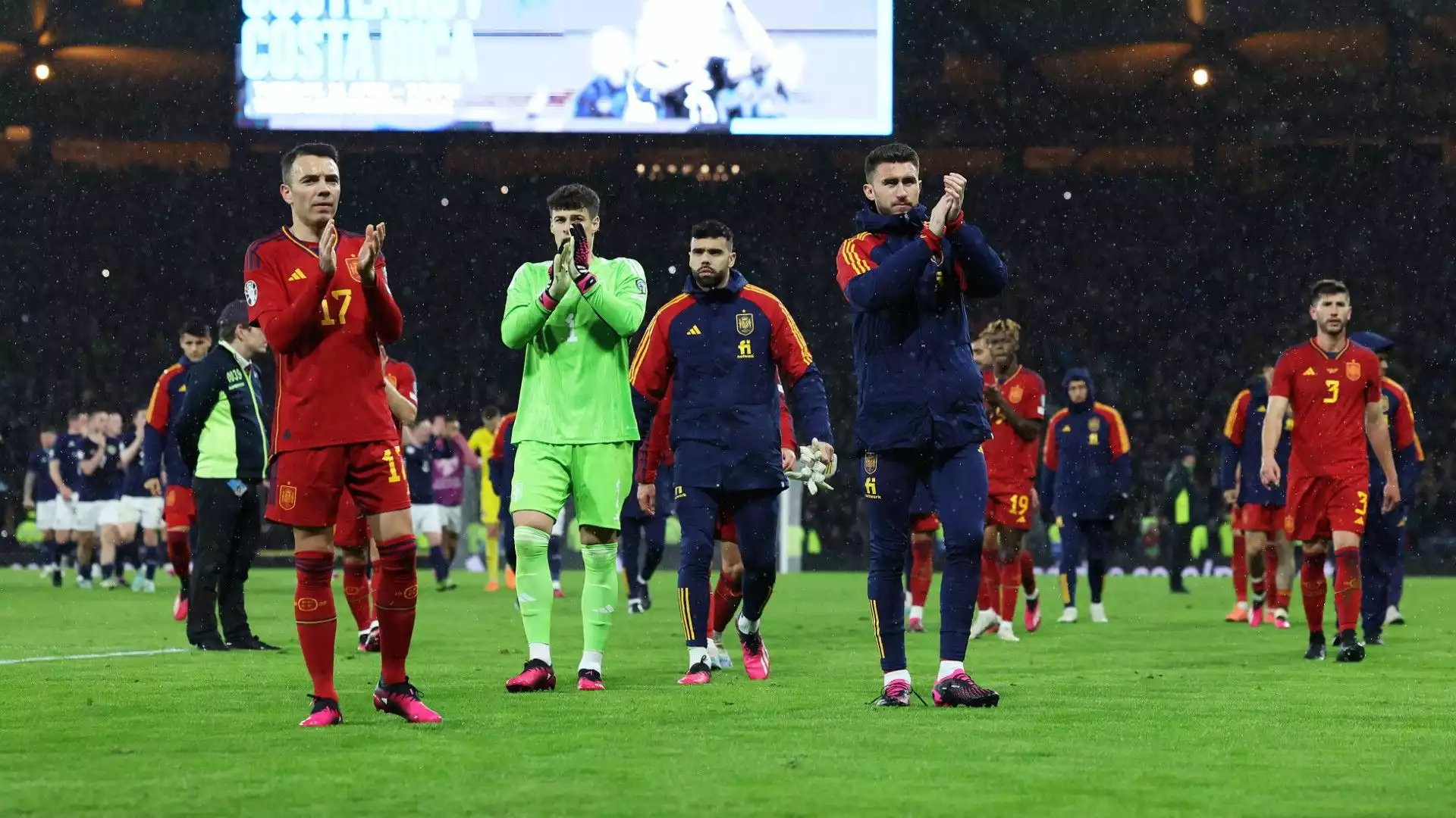 I calciatori spagnoli, a partita terminata, sono andati a ringraziare i propri tifosi per il supporto
