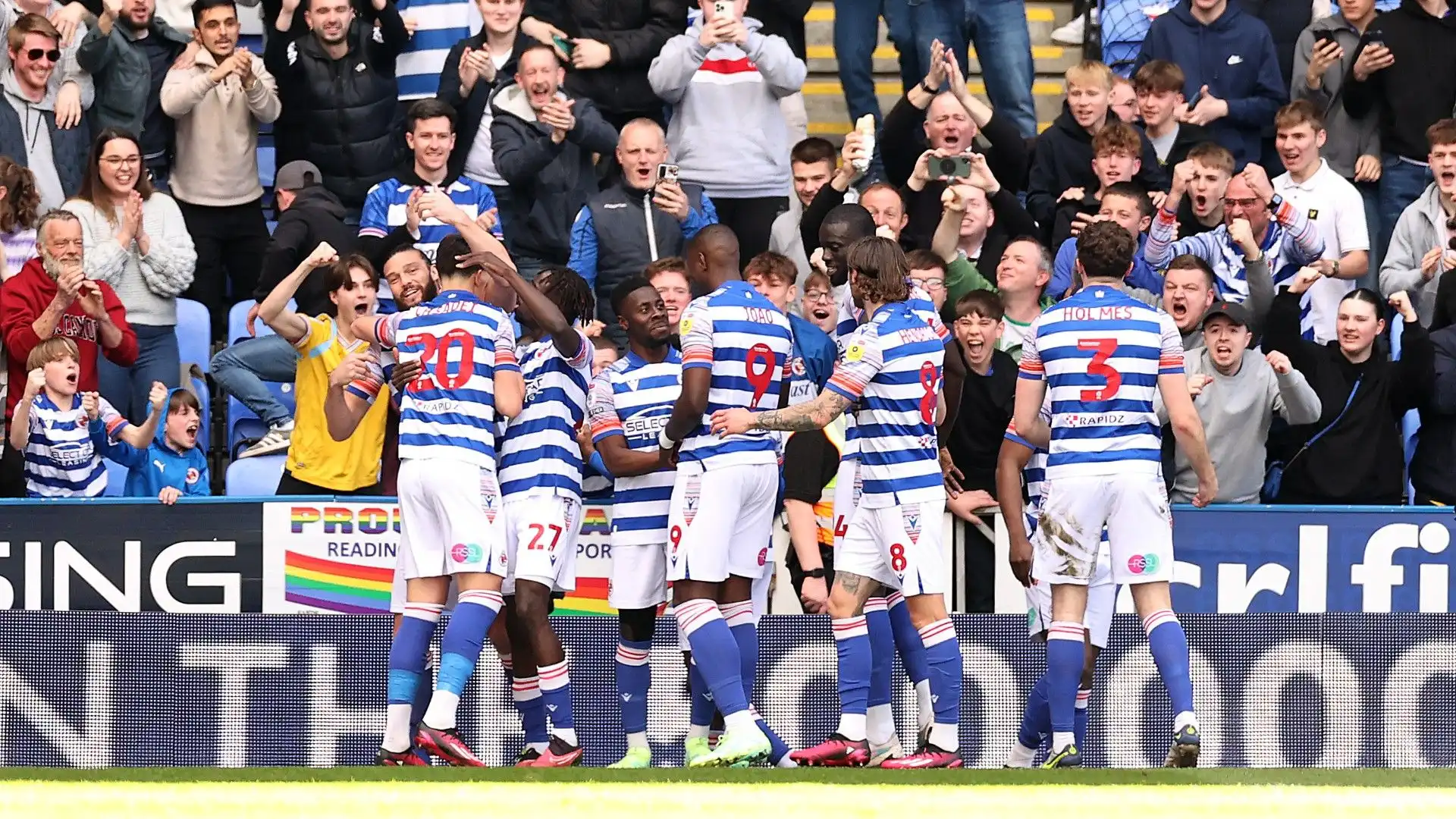 In foto i calciatori del Reading mentre esultano per il gol di Andy Carroll