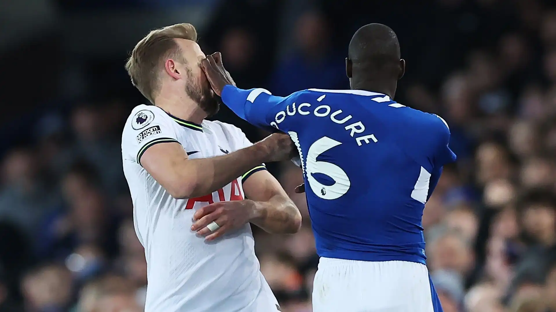 Bruttissima scena durante la partita tra Everton e Tottenham: vedremo la squalifica di Abdoulaye Doucouré