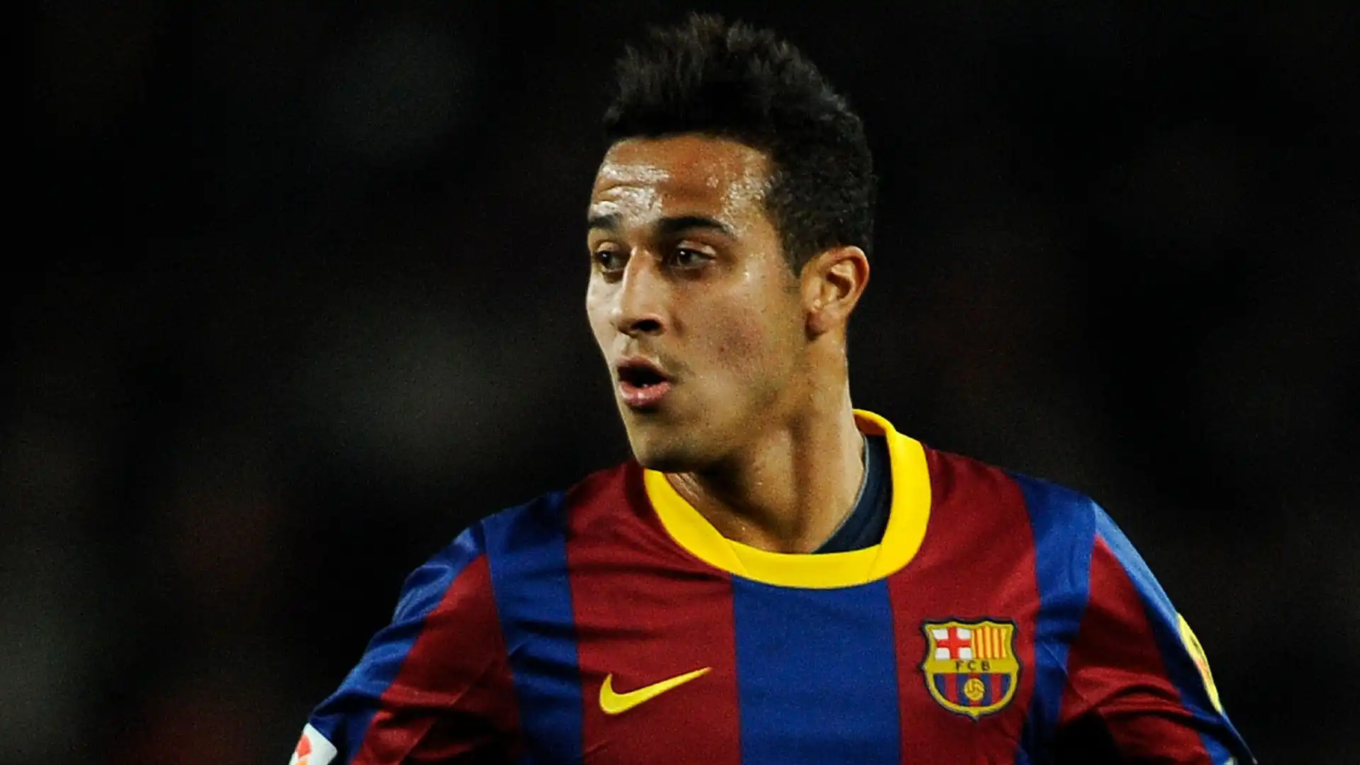 Inizia la carriera nel Barcellona B nel 2008 totalizzando 59 presenze e tre gol in quattro stagioni