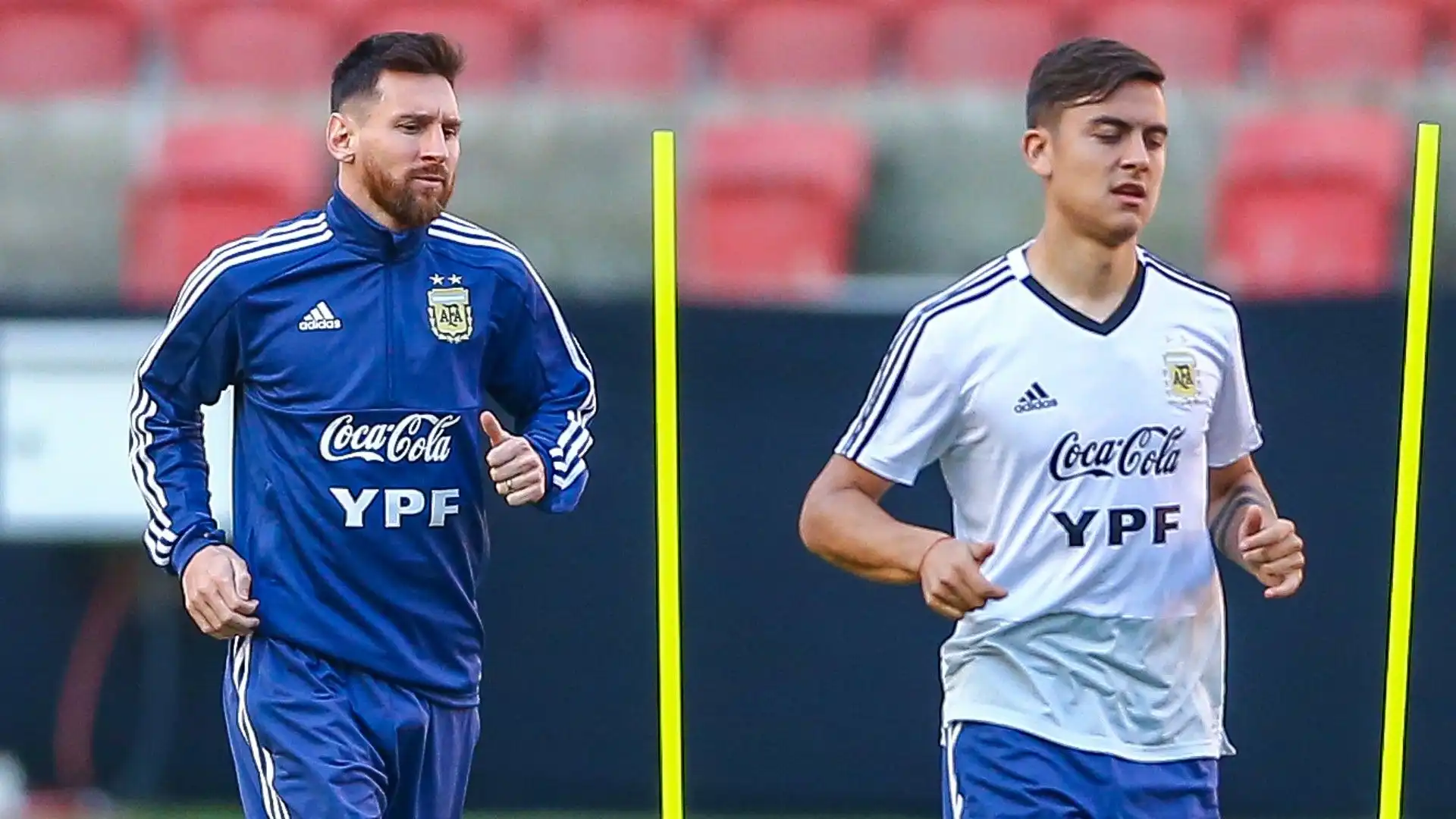 La 'Joya' ha avuto anche l'onore di giocare con Lionel Messi nella nazionale argentina
