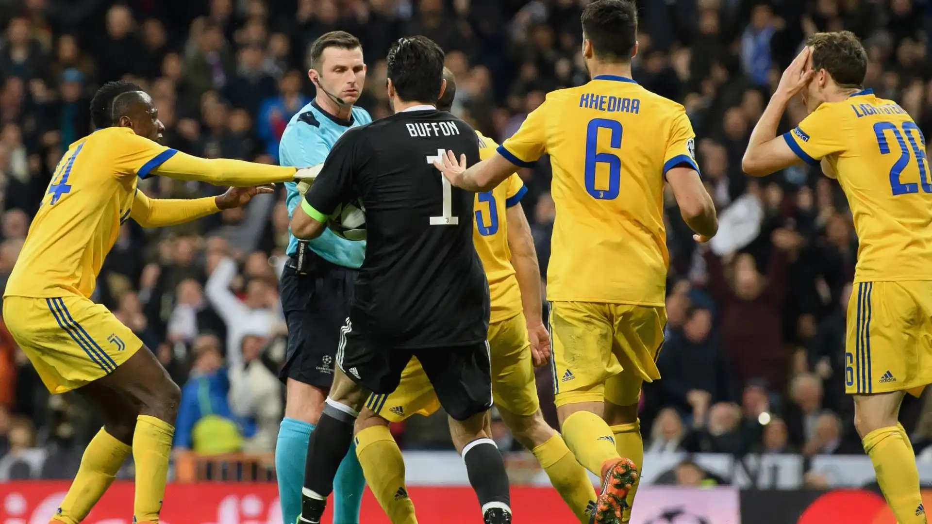 L'arbitro britannico 5 anni fa espulse Buffon in una sfida contro il Real Madrid
