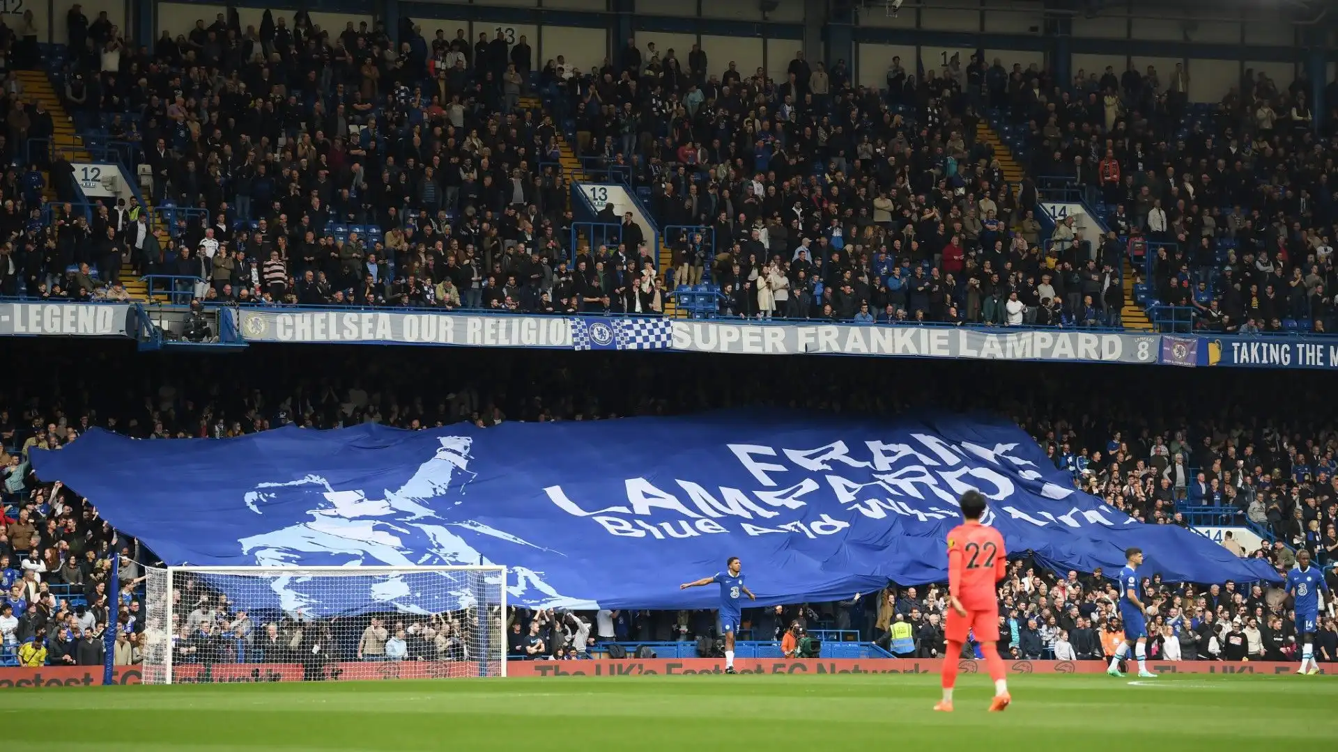 I tifosi del Chelsea hanno allestito una grande coreografia per il ritorno a casa di Lampard