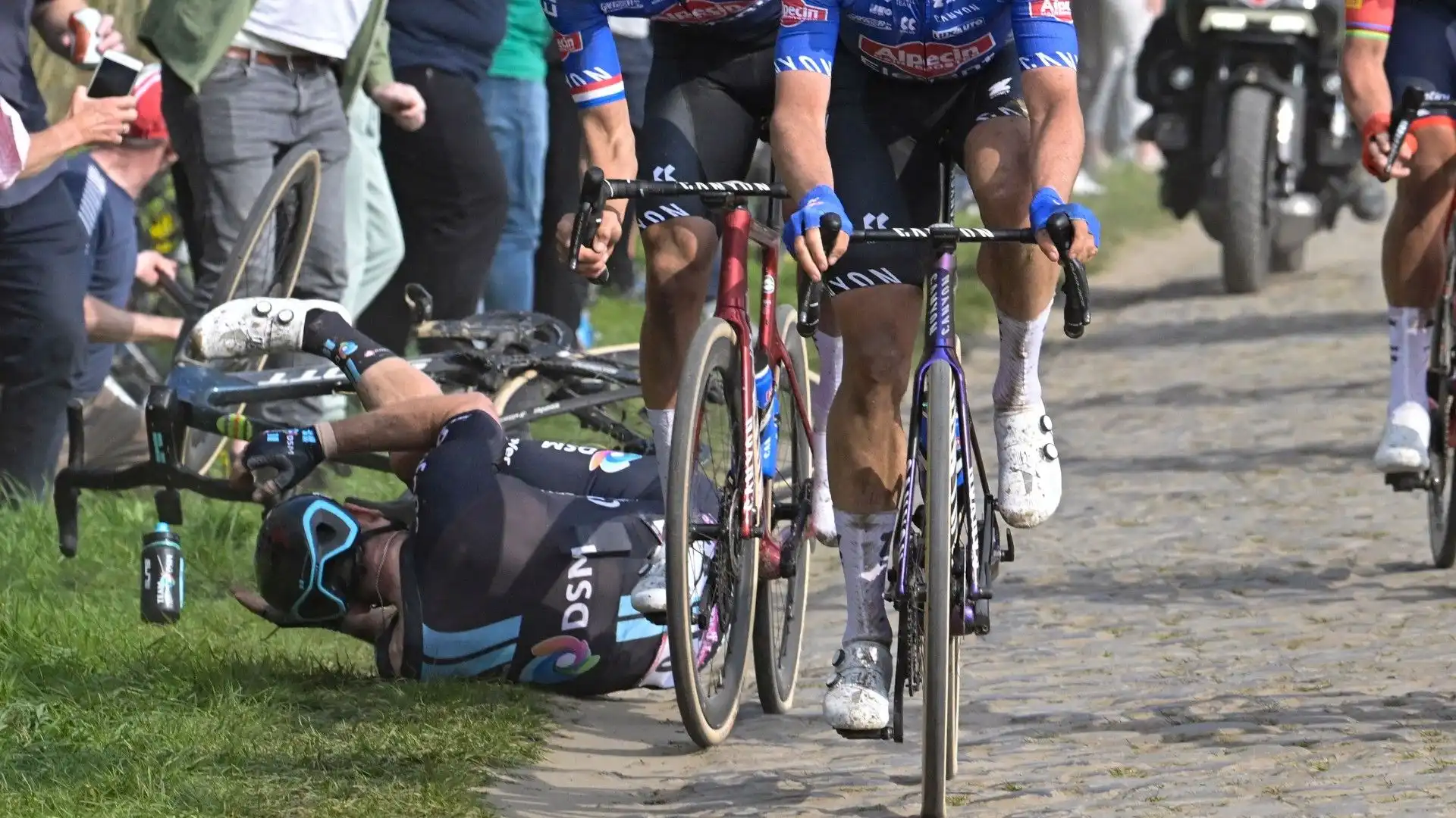 Incidente alla Parigi-Roubaix: rivedi la caduta di John Degenkolb. Le foto