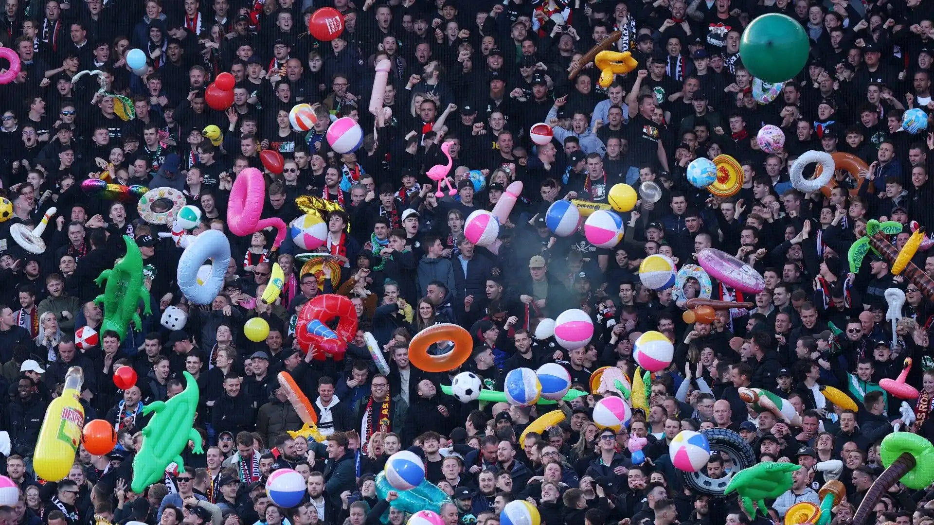 Stadio invaso dai gonfiabili: spettacolo in Olanda. Le foto