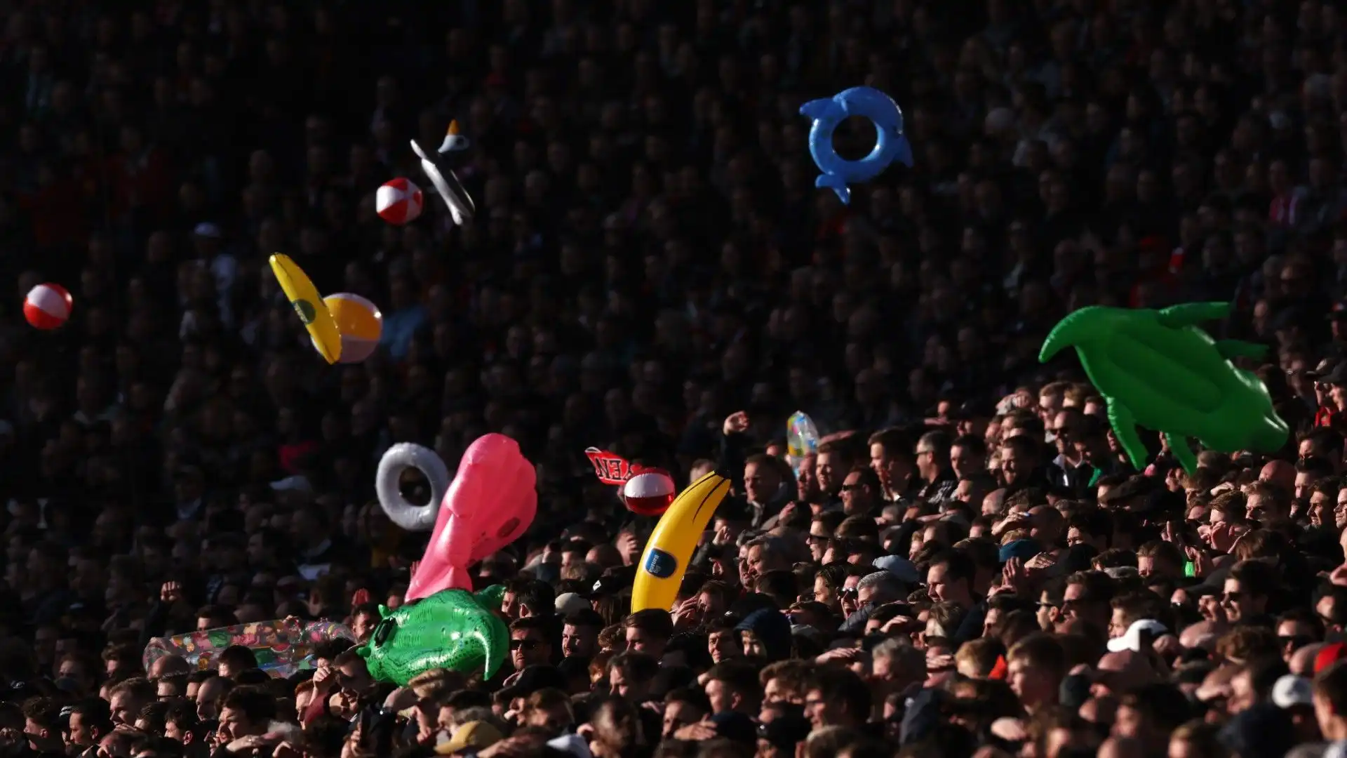 Durante la sfida di Europa League tra Feyenoord e Roma, i tifosi di casa hanno lanciato dei giocattoli gonfiabili