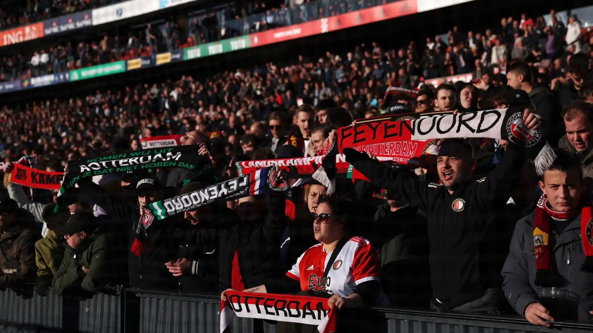 Non è la prima volta che i tifosi del Feyenoord allestiscono uno spettacolo così: era già successo con dei pupazzetti