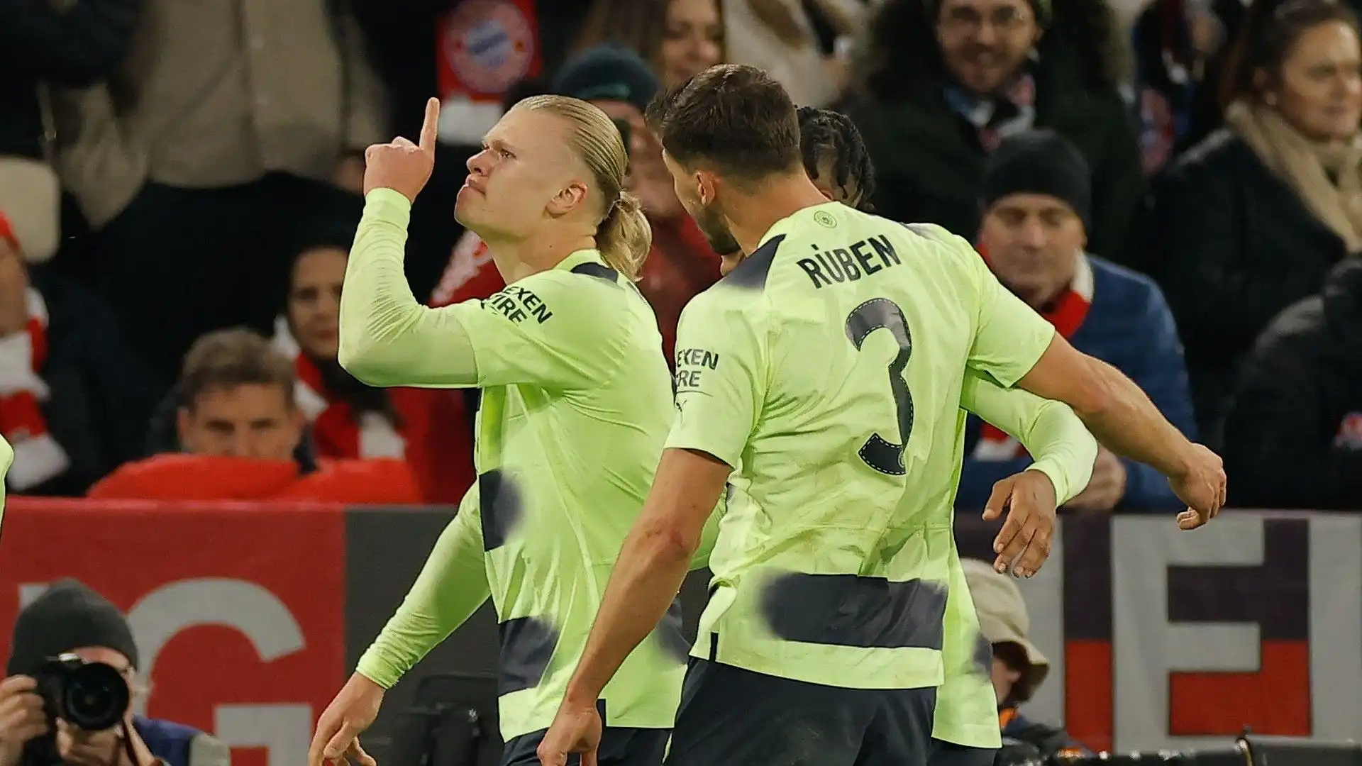 Il campione del Manchester City per festeggiare si è messo un dito davanti alla bocca e ha zittito i tifosi del Bayern Monaco