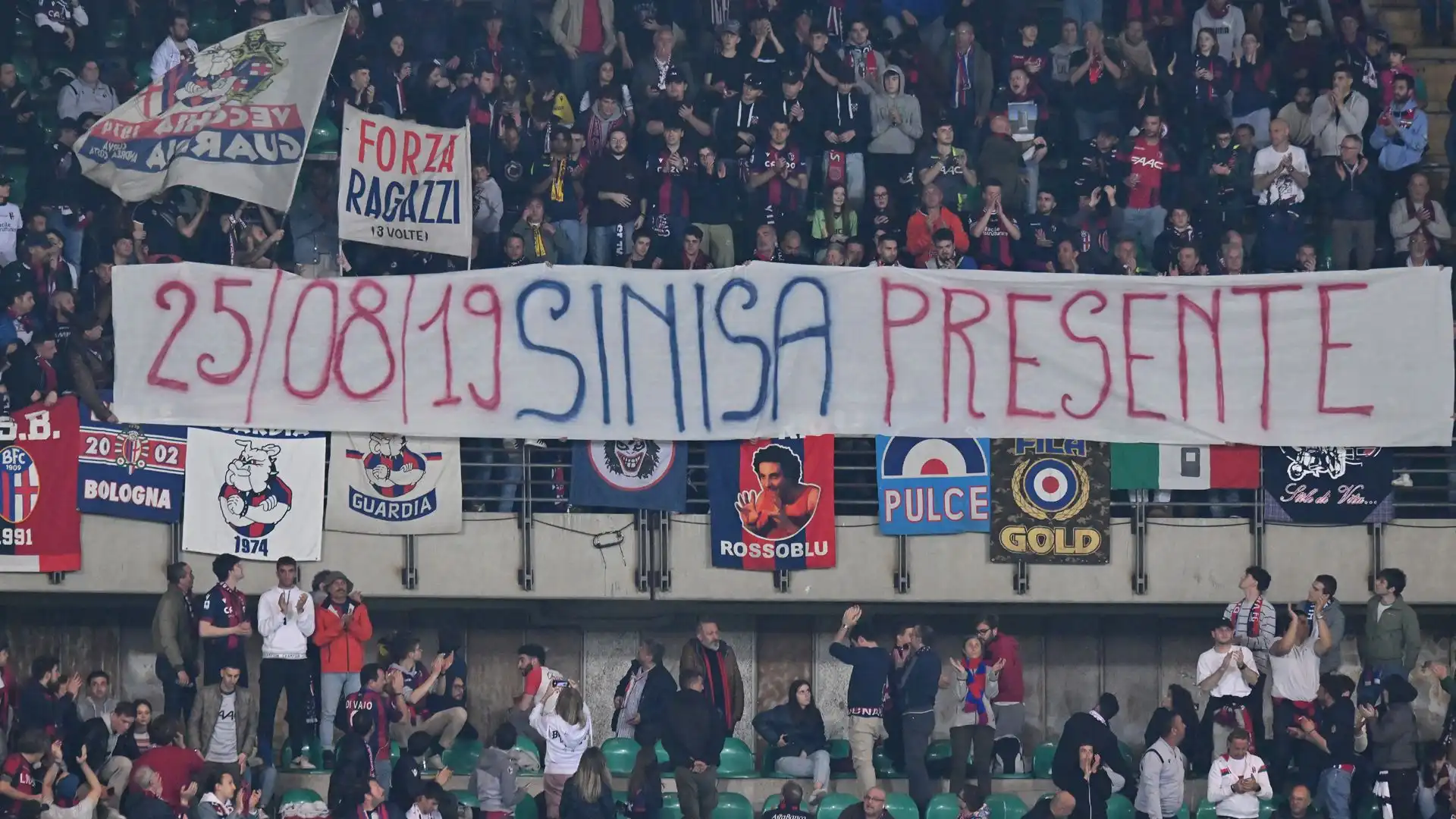 I tifosi del Bologna hanno ricordato con uno striscione Sinisa Mihajlovic
