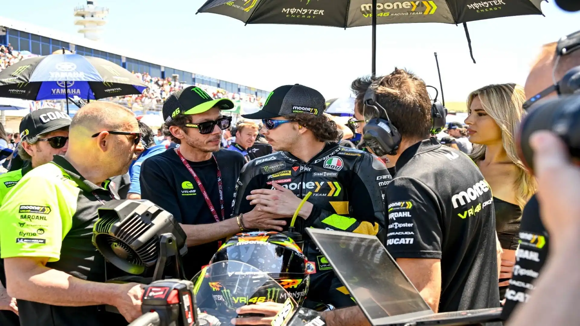 Rossi è stato prodigo di consigli anche in griglia di partenza (ph. Mooney VR Racing Team)