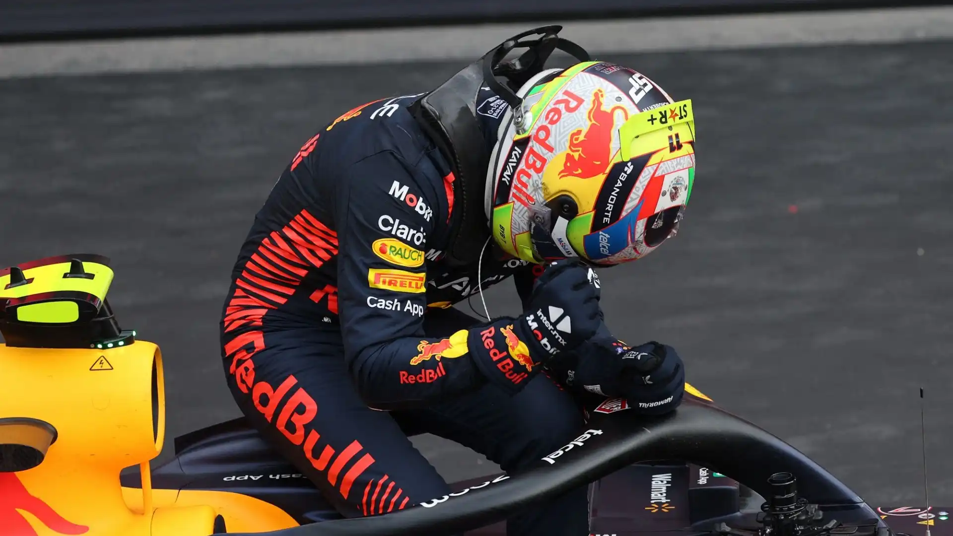 Sergio Perez scatenato nei festeggiamenti dopo la vittoria nel Gran Premio d'Azerbaigian di Formula 1