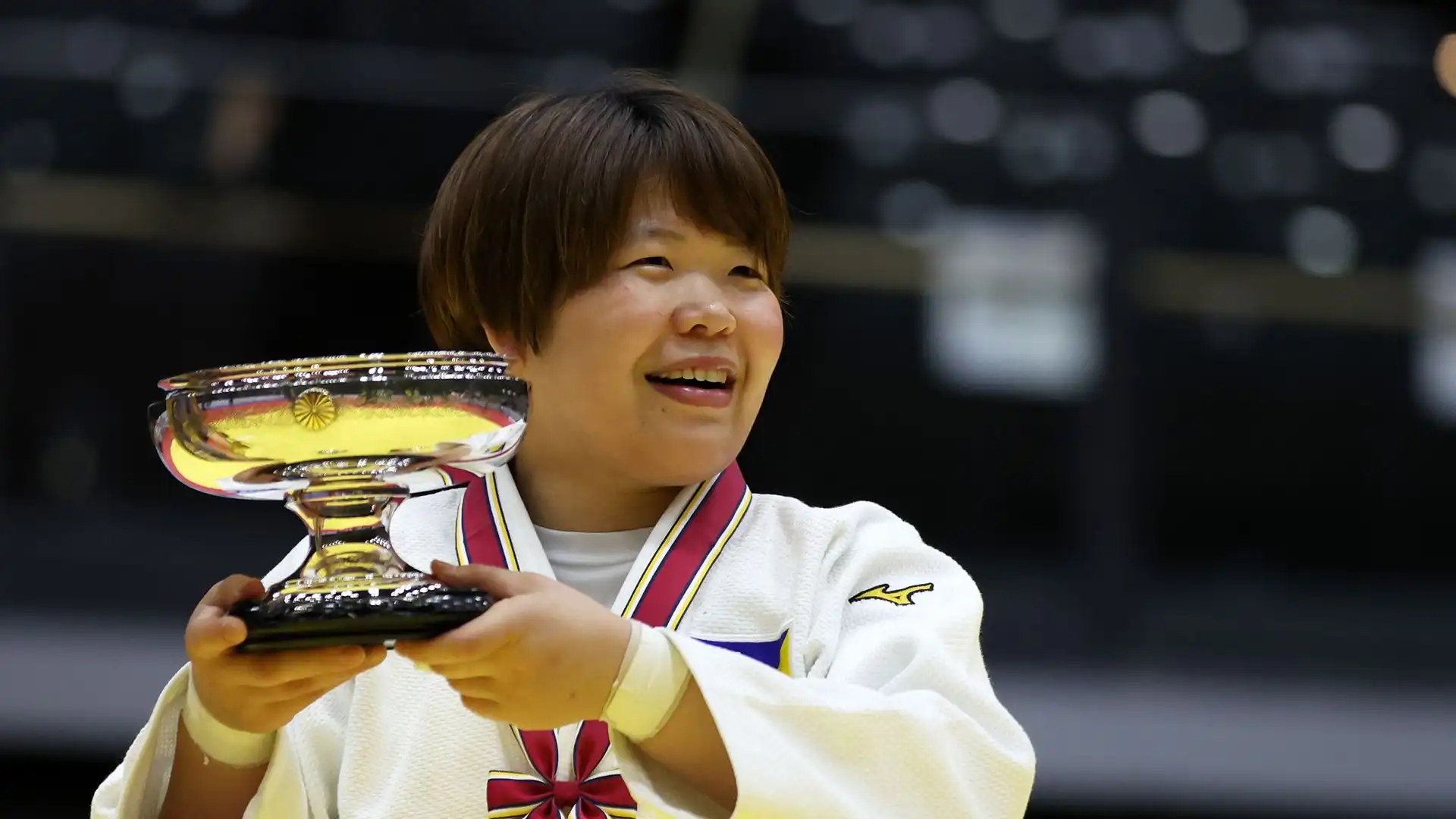 La judoka giapponese fiera con la coppa che le è stata consegnata