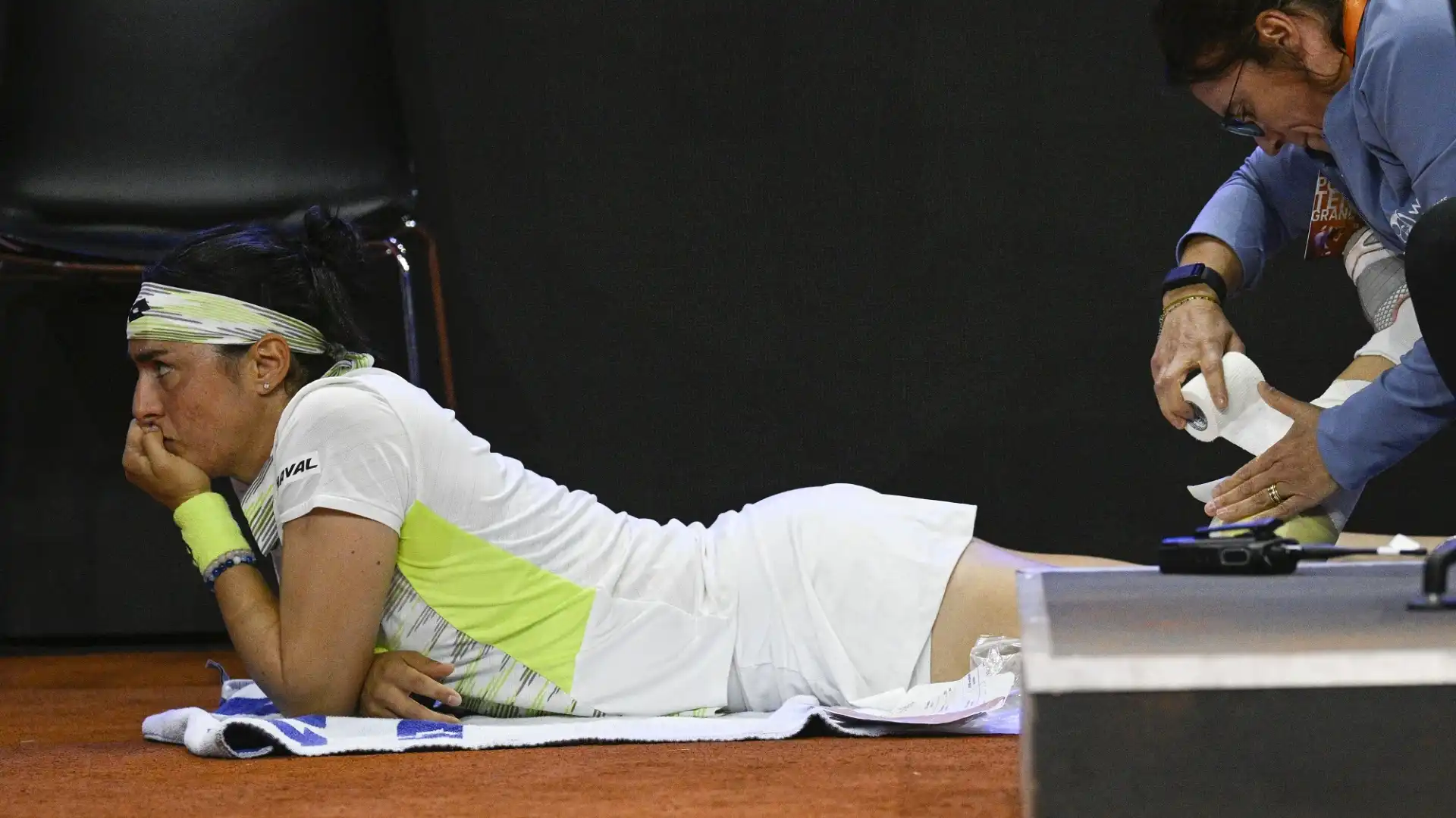 La tennista tunisina ha sentito subito male al polpaccio della gamba sinistra