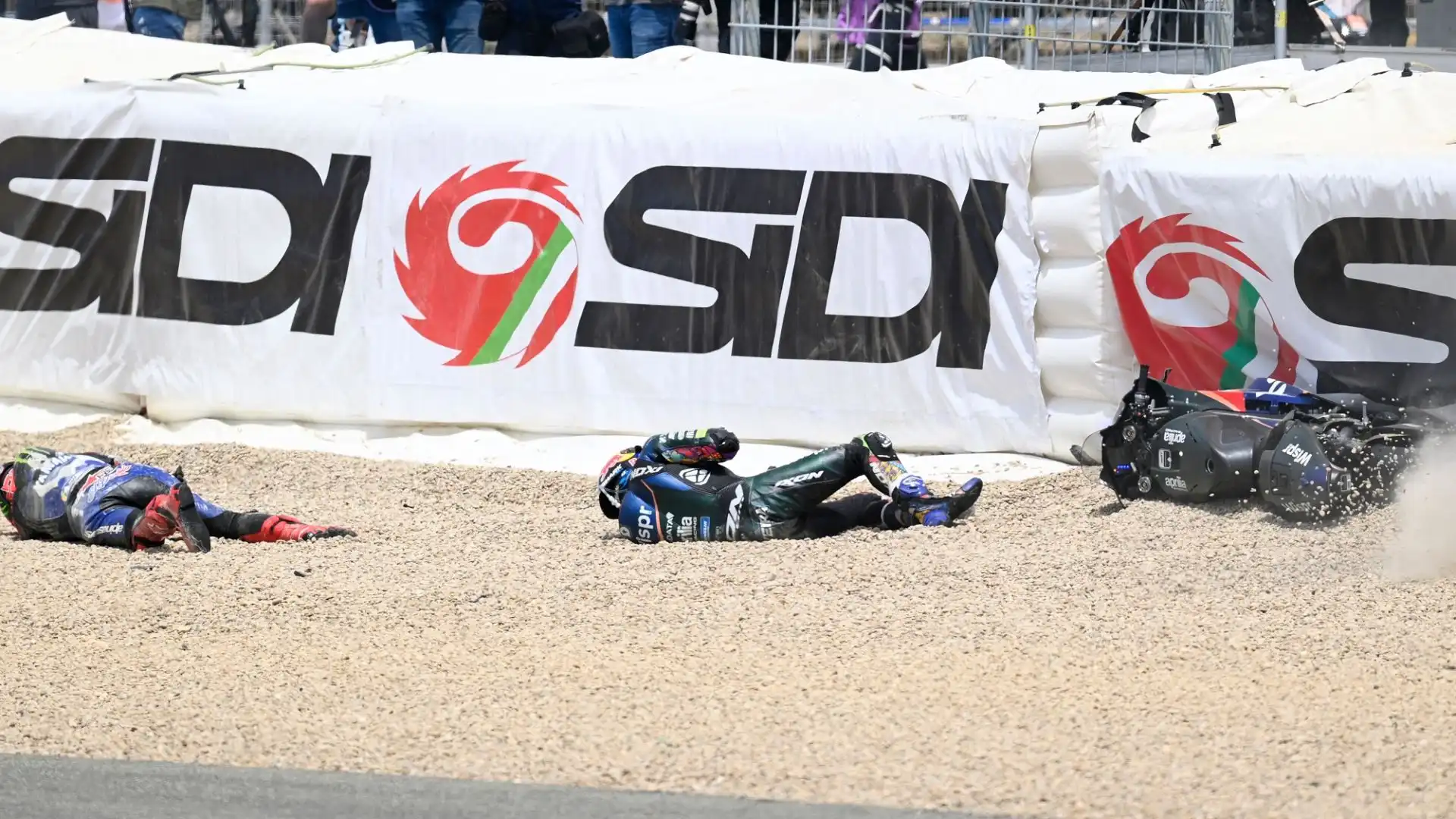 Sono caduti a terra il pilota della Yamaha Fabio Quartararo, il pilota dell'Aprilia Miguel Oliveira e il pilota della Ducati Marco Bezzecchi
