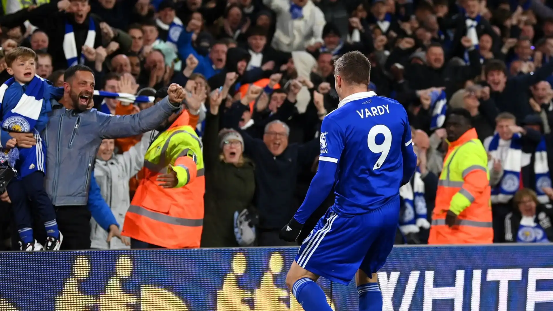 Vardy esulta rabbiosamente davanti ai tifosi del Leeds, poi viene accolto calorosamente dai supporters ospiti del Leicester