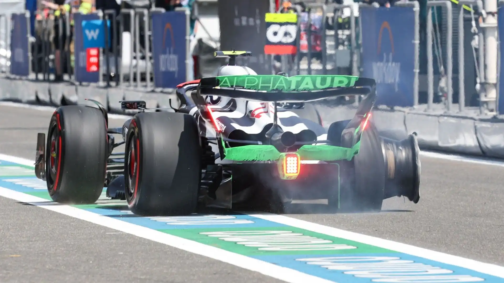 Problemi per Yuki Tsunoda durante le prove libere del Gran Premio di Azerbaigian di Formula 1