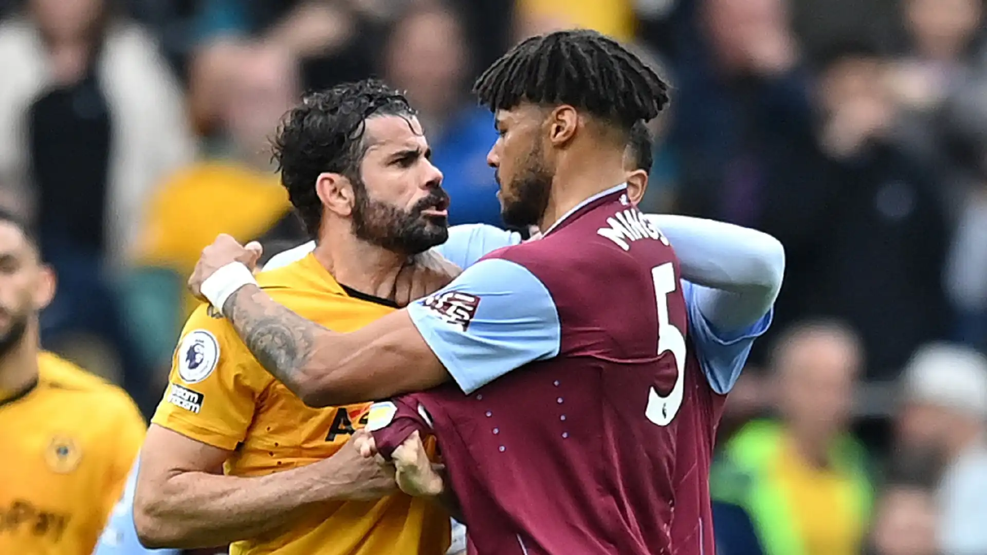 Momenti di tensione durante il match tra Wolverhampton e Aston Villa