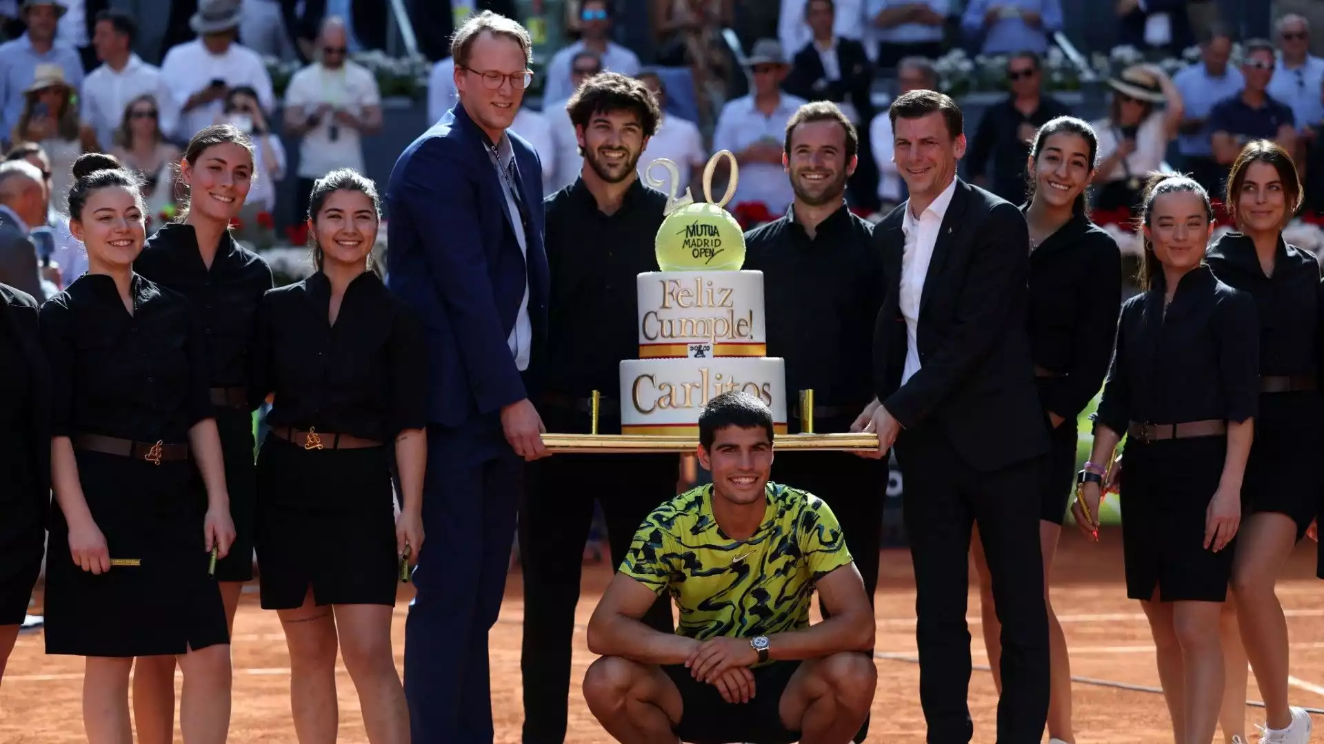 Il giovane tennista spagnolo, impegnato al Masters di Madrid, ha ricevuto una torta per il suo compleanno