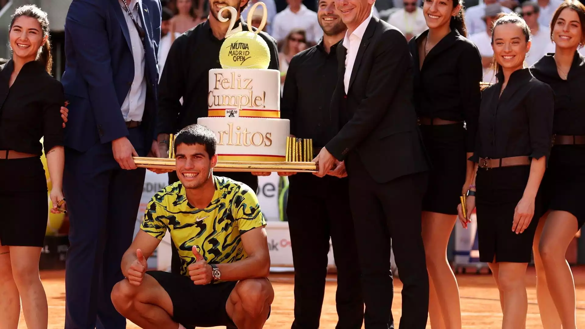 'Buon compleanno Carlitos' si legge sulla torta