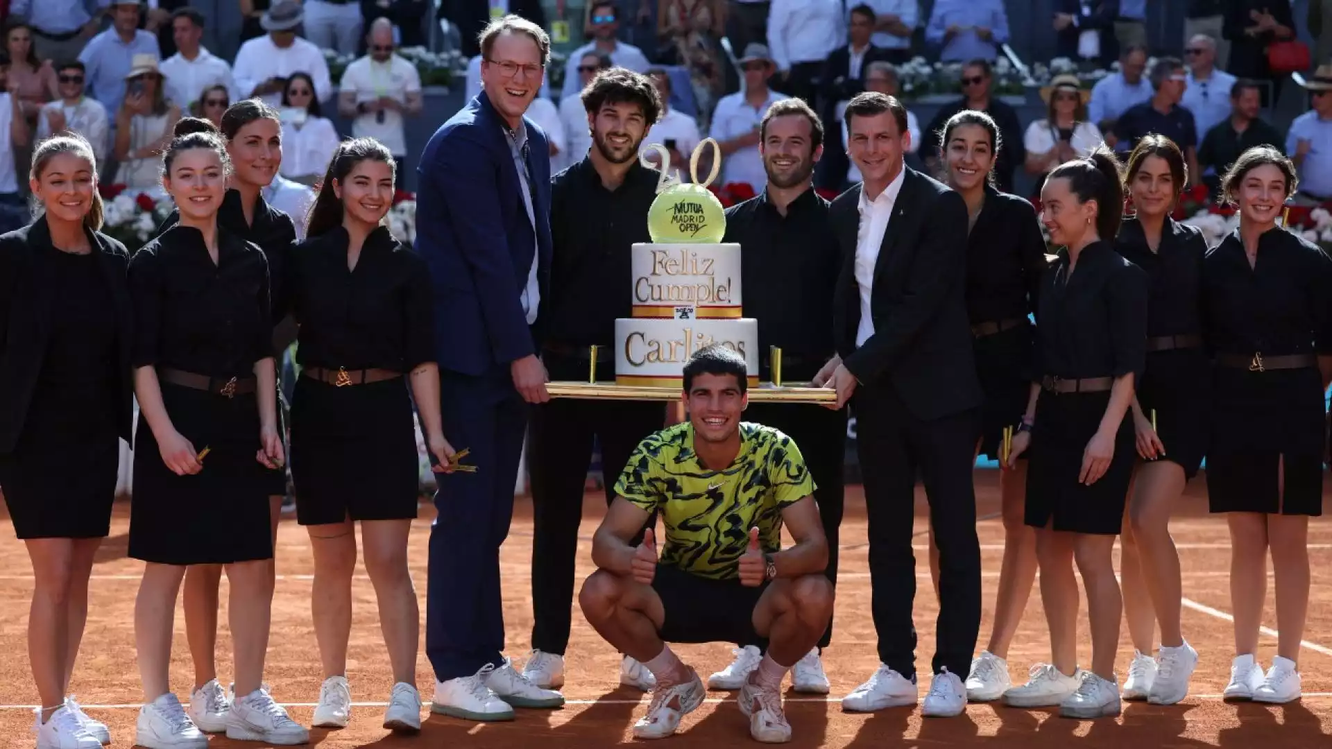 Sopra alla torta c'è una grossa pallina da tennis