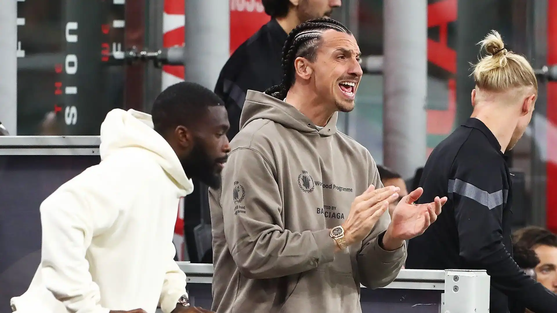 Zlatan Ibrahimovic si è infortunato al polpaccio e non può aiutare i compagni in campo